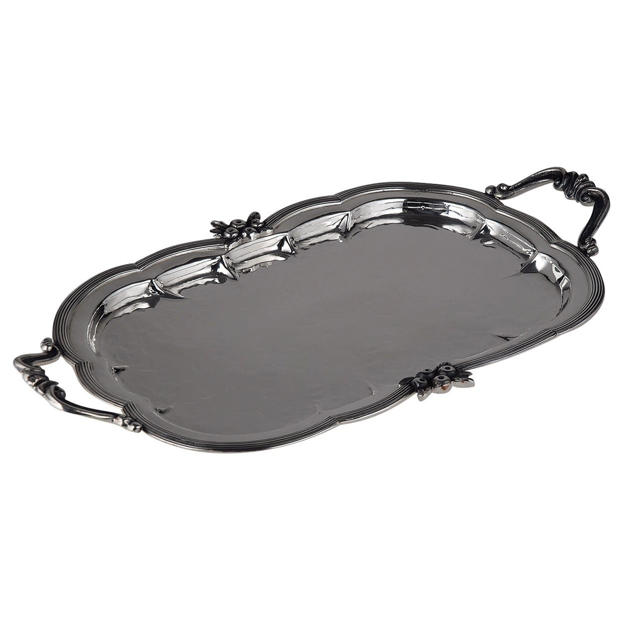 This elegant tray will enrich a table and can be also used as a permanent decorative addition to a console or a coffee table to complement a Classic decor. Its shape with round corners is adorned inside with gentle semi-circular dents, while the