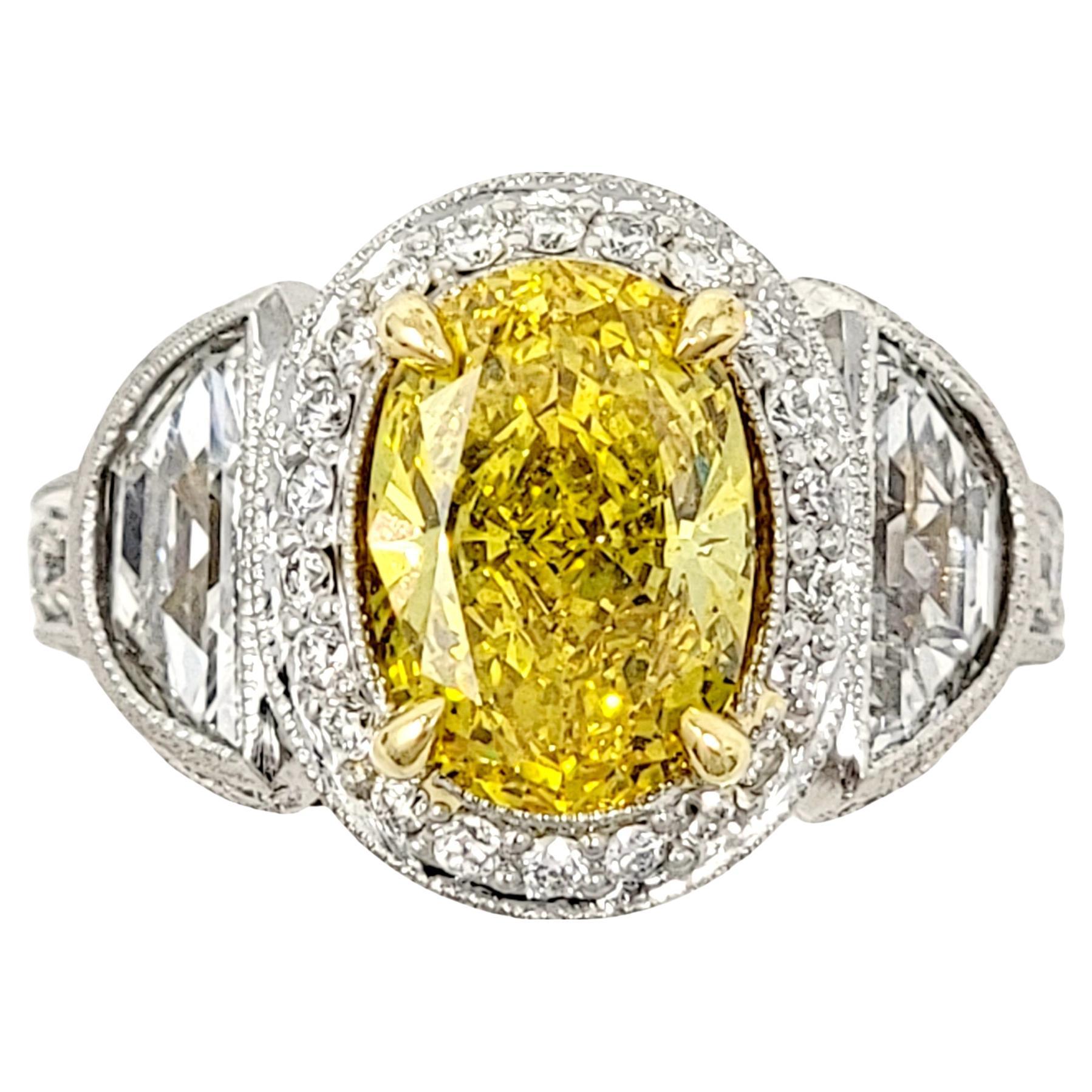 Bague de fiançailles en diamant jaune Vivid Diamonds et diamant blanc demi-lune traités en ovale