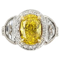 Ovaler behandelter Vivid Yellow Diamond und Half Moon White Diamond Verlobungsring