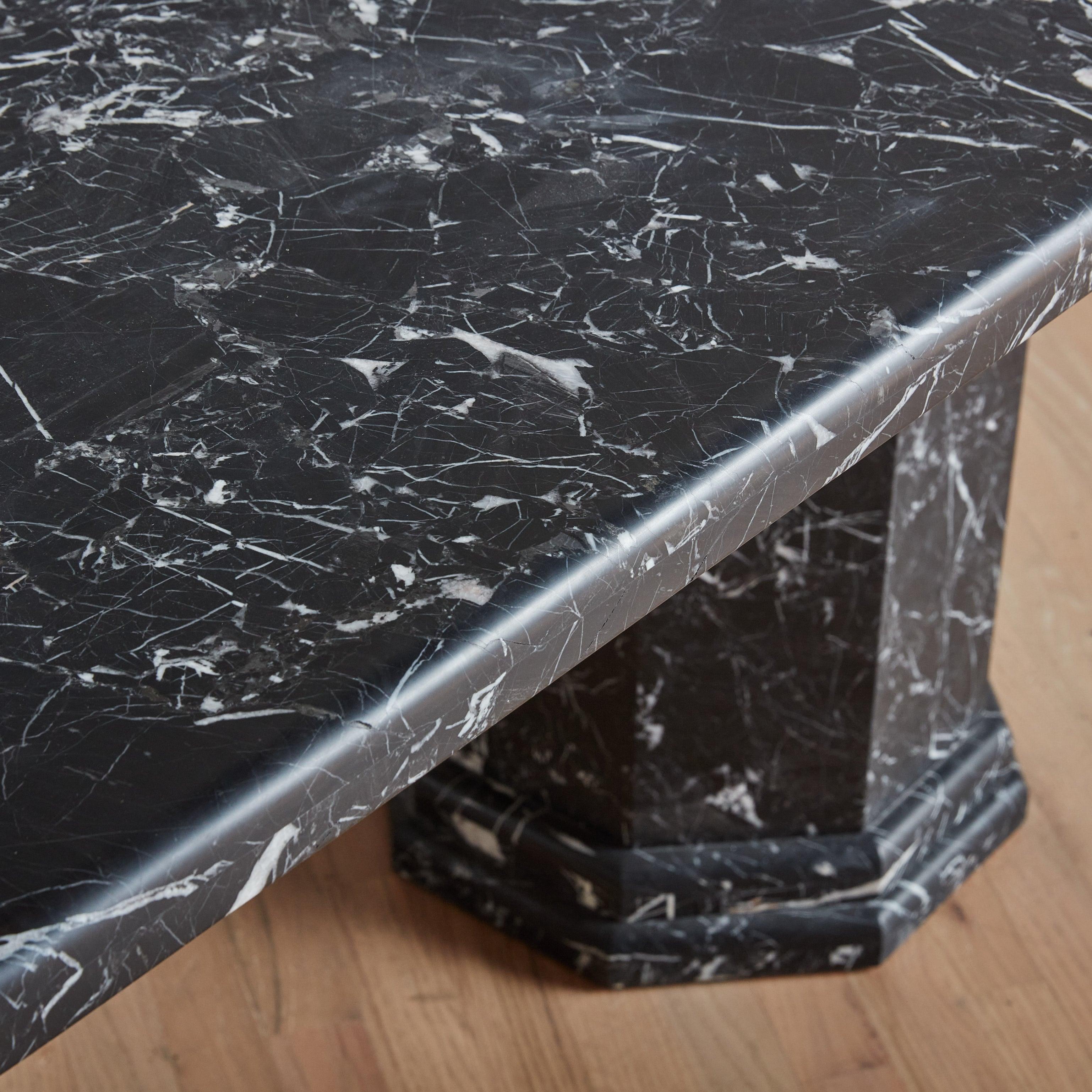 Moderne Table de salle à manger Trevi en Nero Marquina aiguisé par South Loop Loft en vente