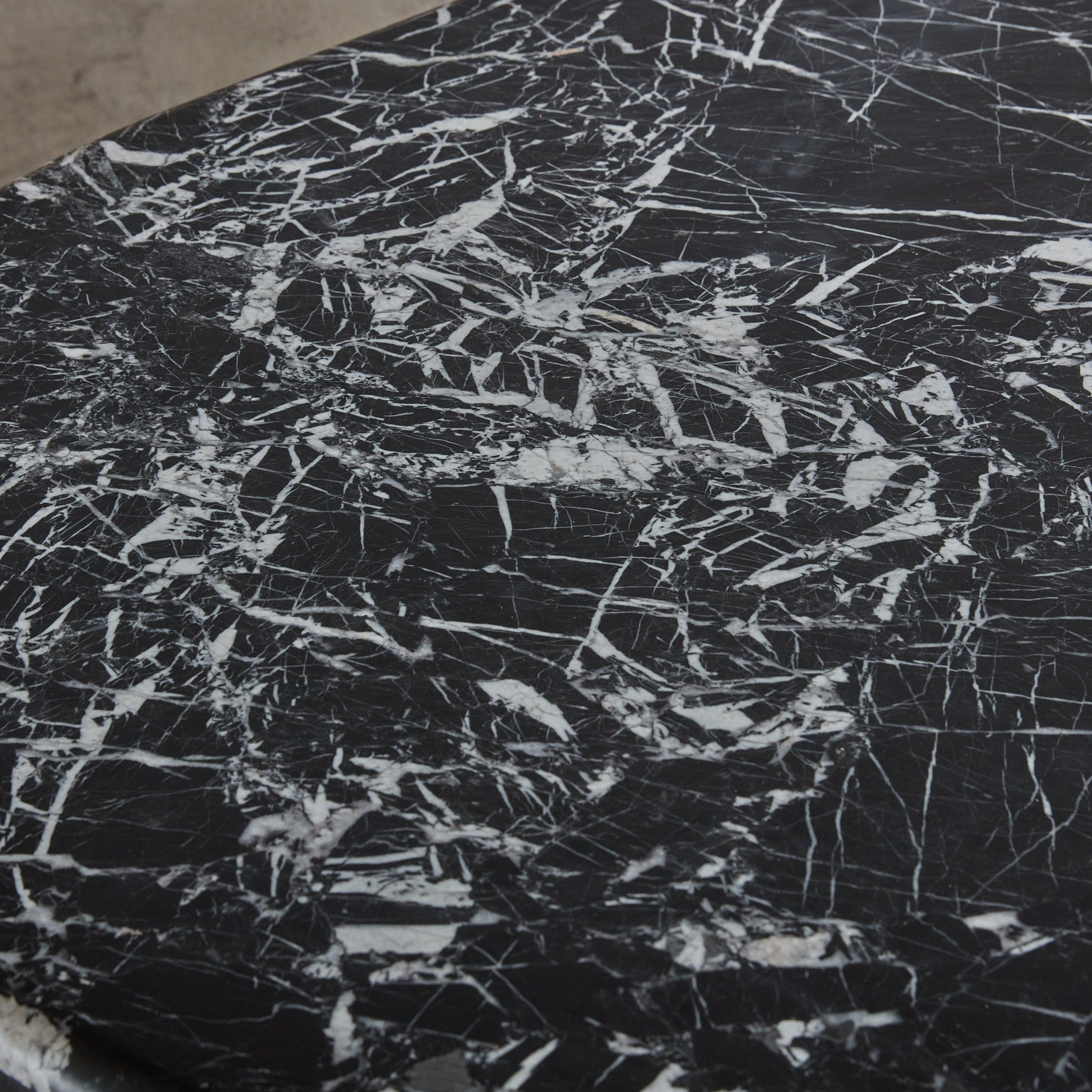 Américain Table de salle à manger Trevi en Nero Marquina aiguisé par South Loop Loft en vente
