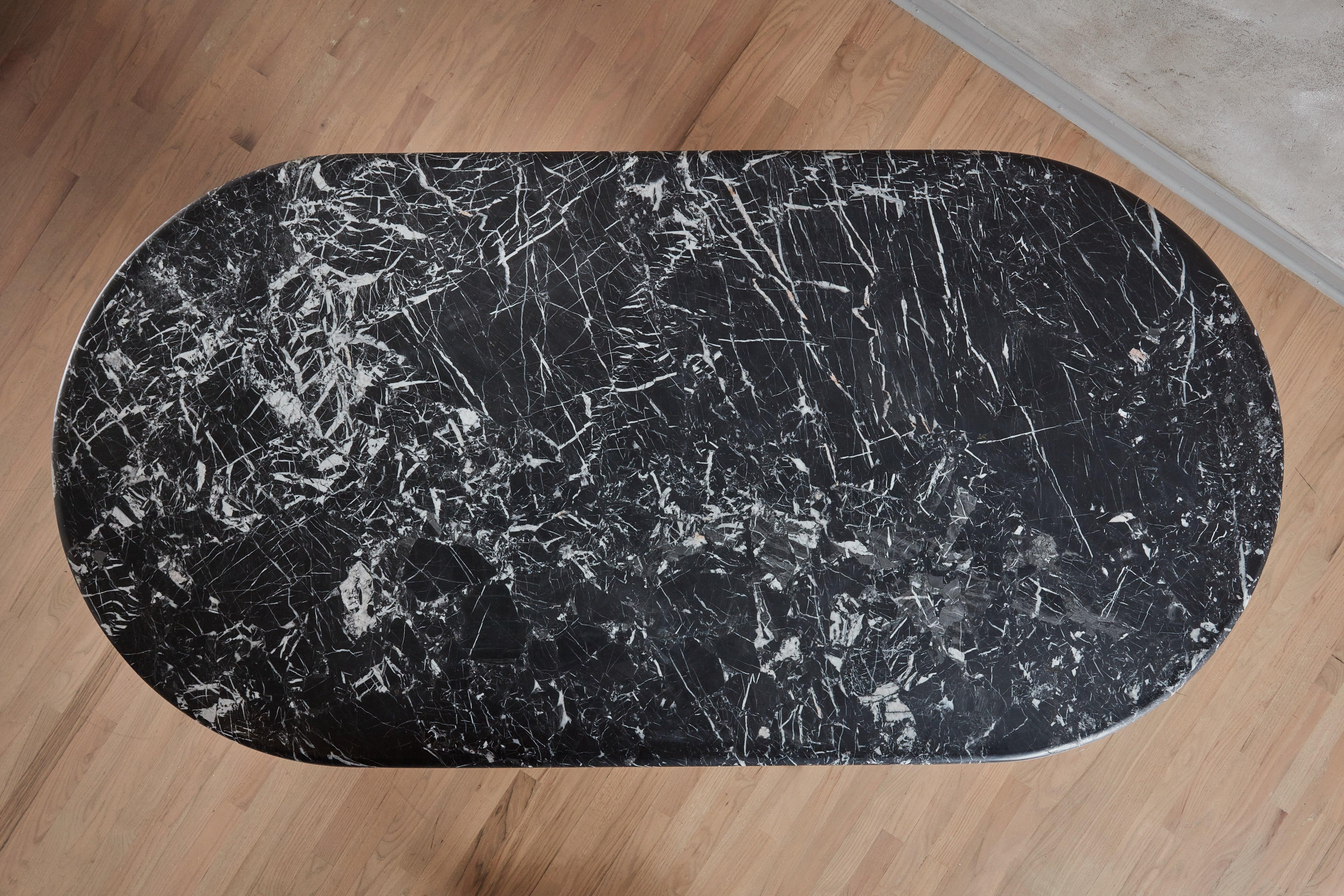 Marbre Table de salle à manger Trevi en Nero Marquina aiguisé par South Loop Loft en vente