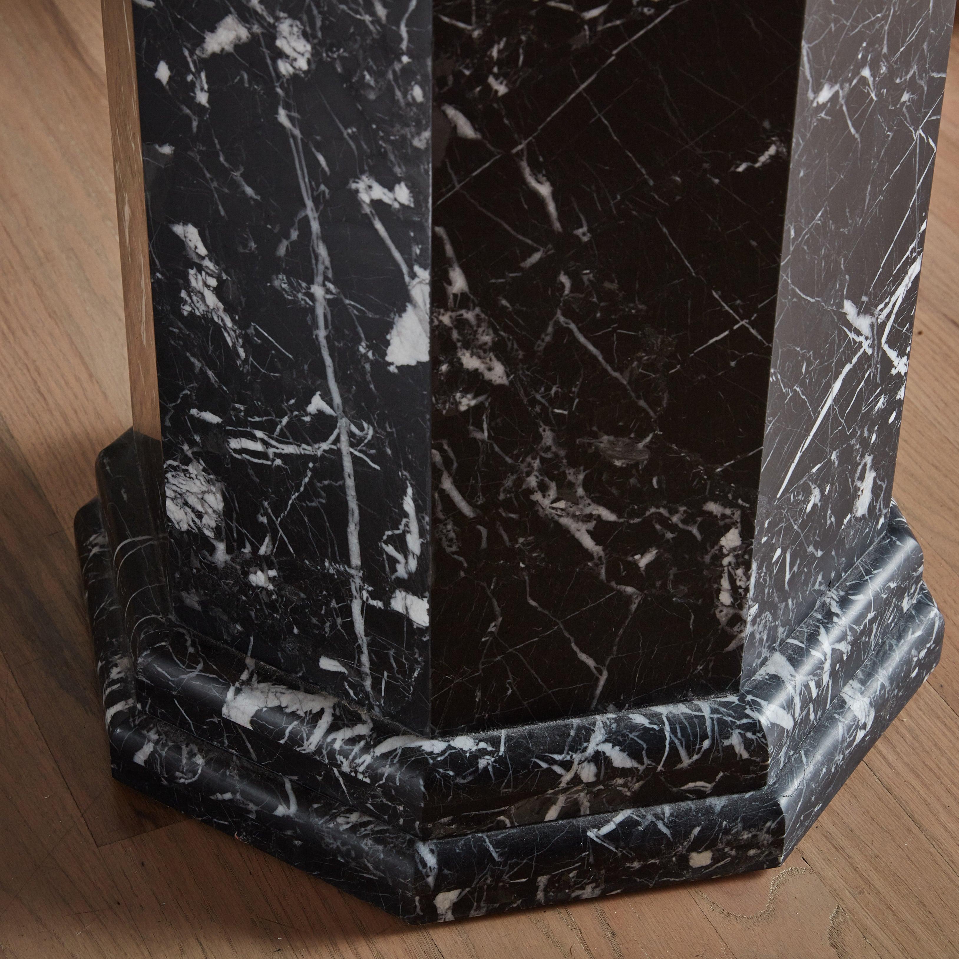 Table de salle à manger Trevi en Nero Marquina aiguisé par South Loop Loft en vente 1