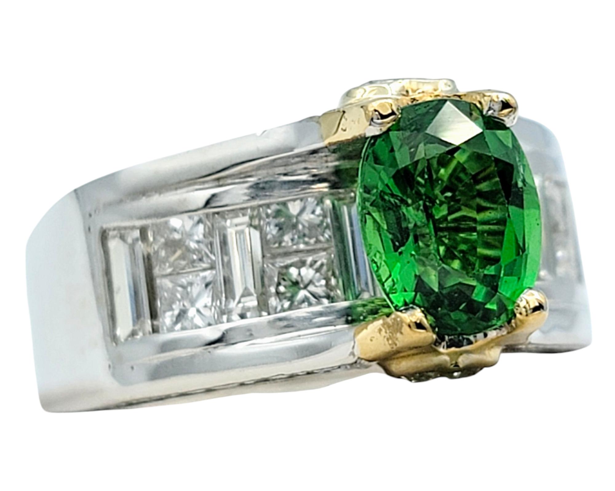 Misura dell'anello: 7

Capolavoro di eleganza e maestria, questo straordinario anello presenta al centro un vibrante granato ovale tsavorite, che brilla di un verde intenso. Incastonata in un ricco oro giallo 18 carati, la gemma è splendidamente