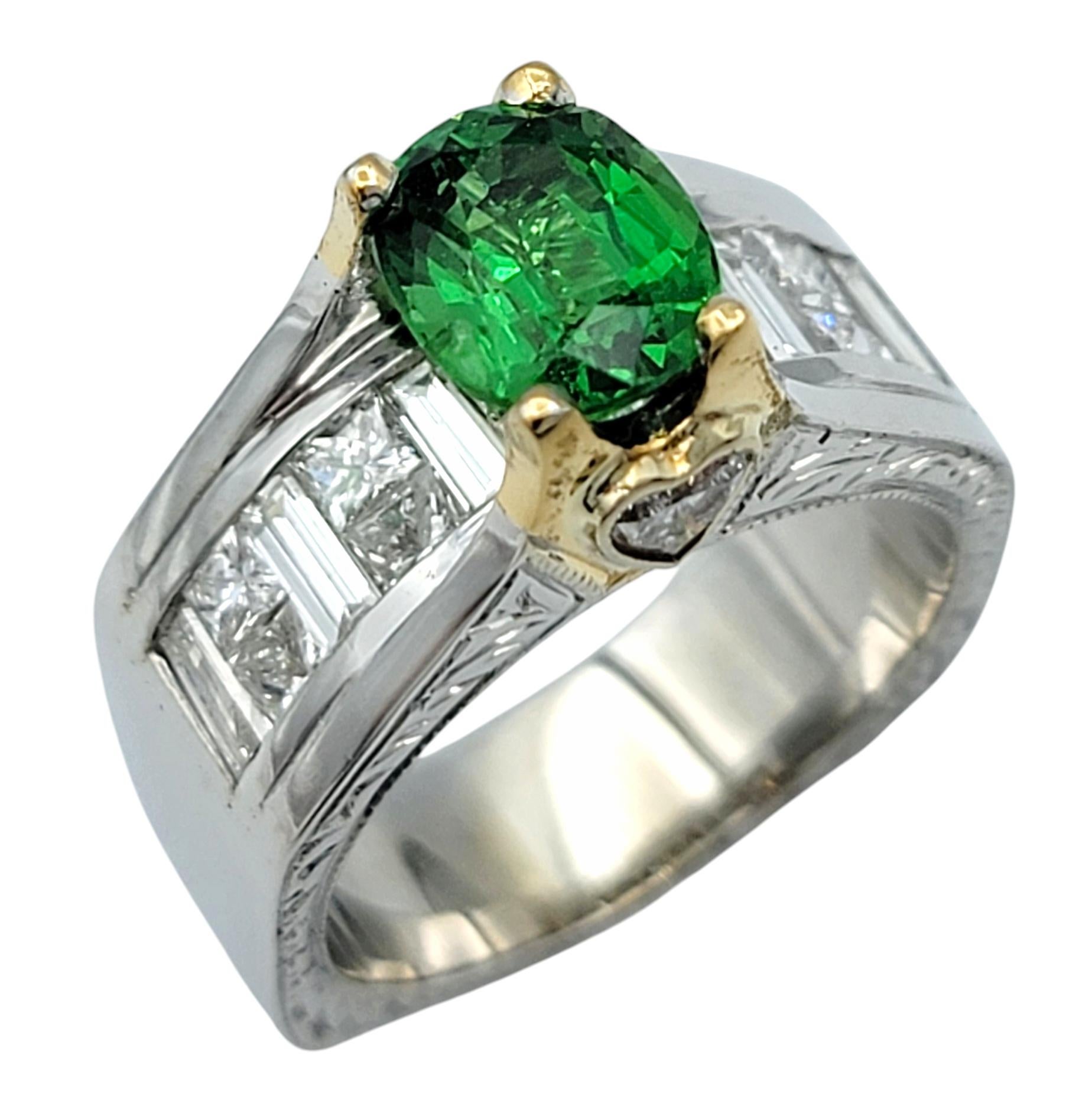 Contemporaneo Anello con gambo europeo in granato ovale Tsavorite e ponte di diamanti in oro 18 carati in vendita