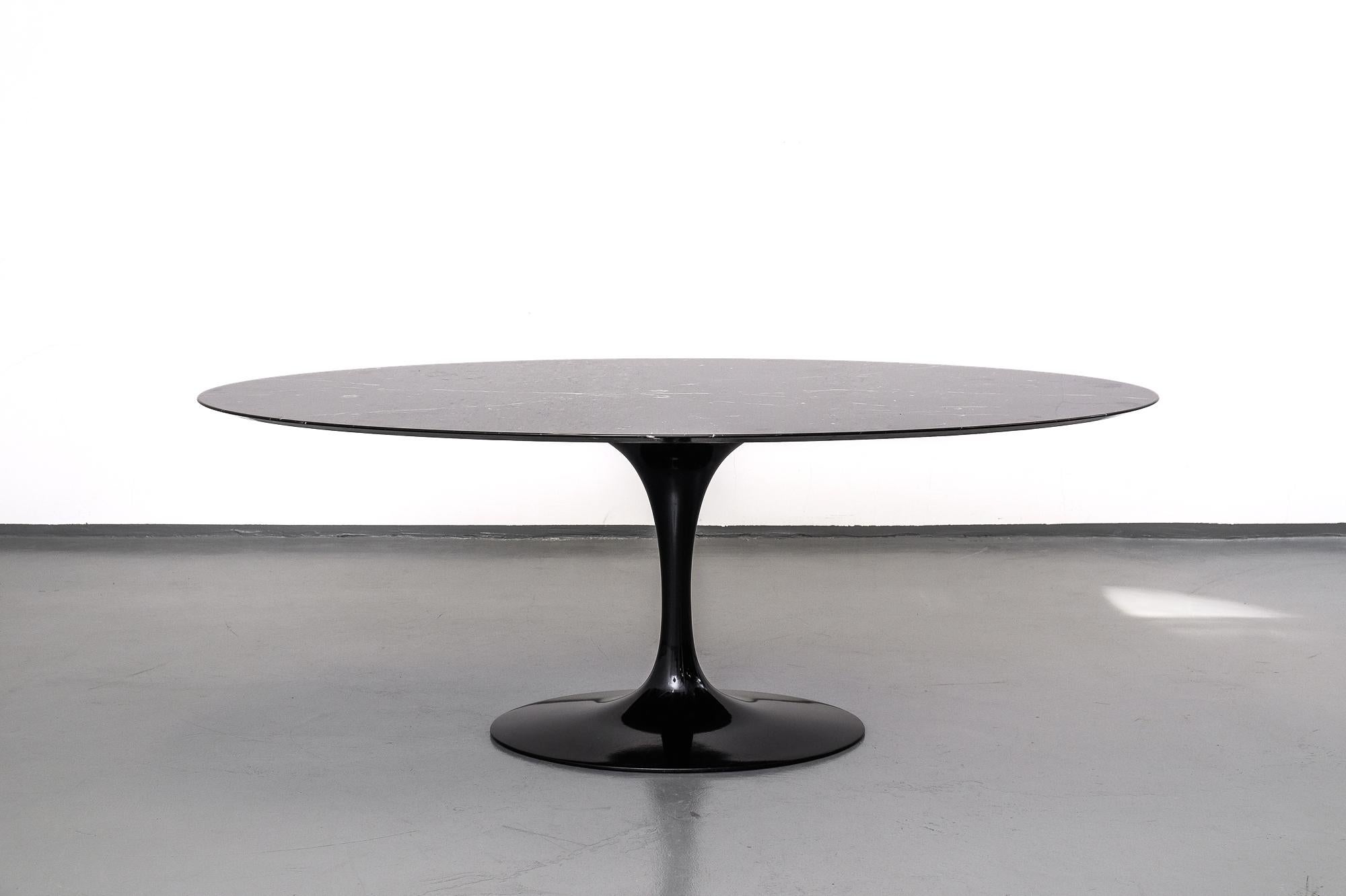 With the Pedestal collection designed in 1957, Eero Saarinen resolved the 