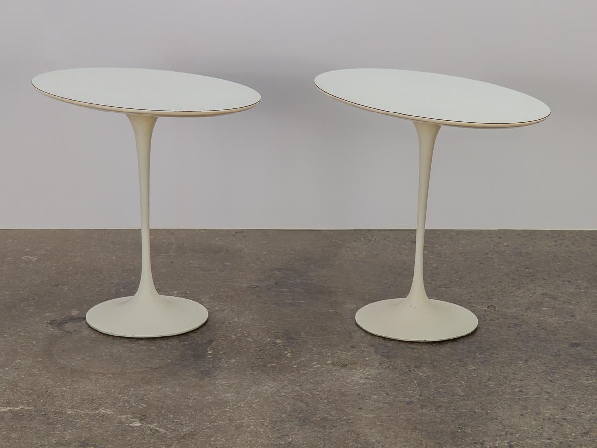 Iconic tulip occasional tables, designed by Eero Saarinen for Knoll. A playful version in the Pedestal table series, the oval top adds a touch of elegance to an interior. Despite the size, the table maintains its center of gravity as the substantial