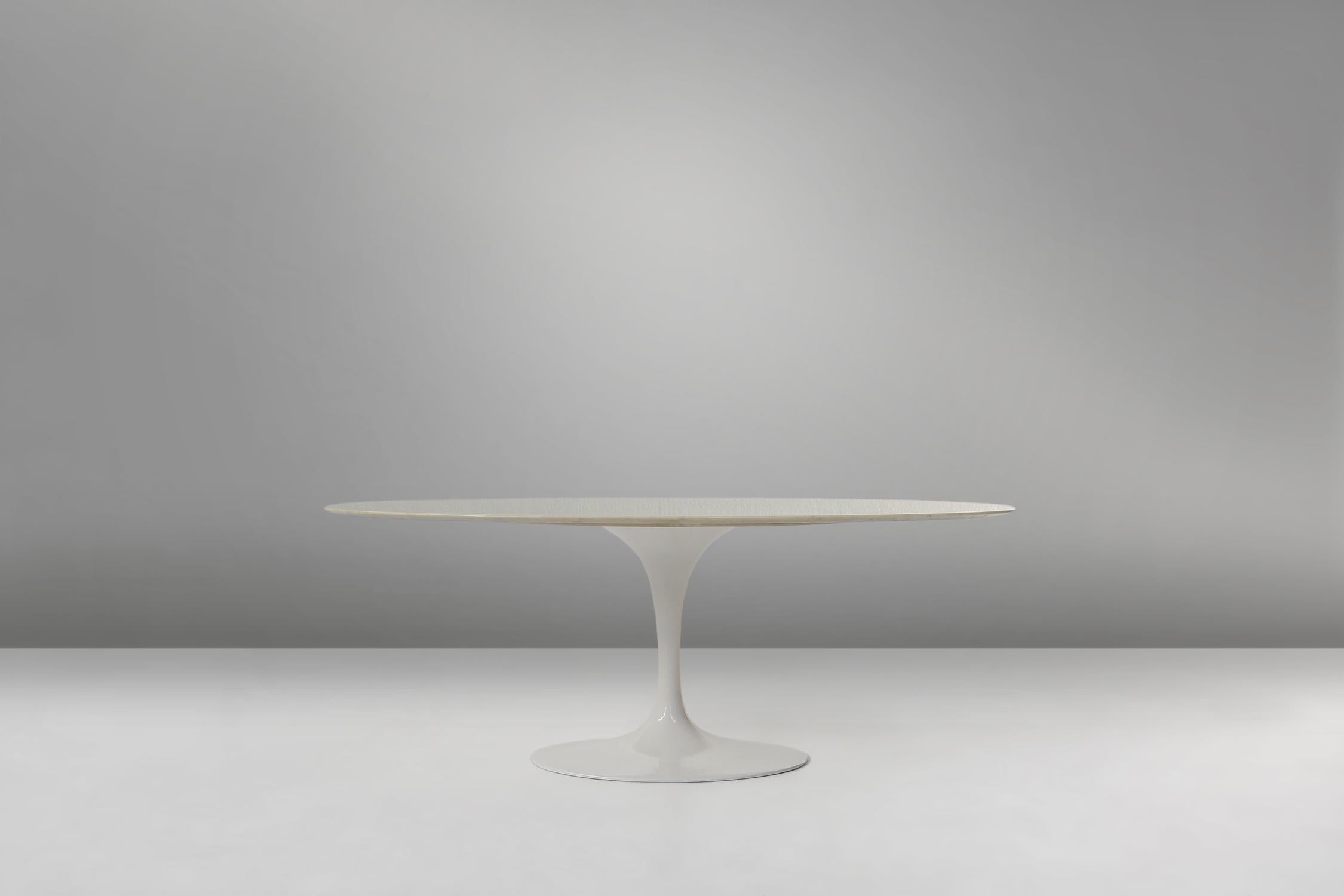 Der Tulpentisch von Eero Saarinen ist ein eleganter und moderner Tisch, der der Einrichtung einen Hauch von Klasse verleiht. Der 1957 entworfene, ikonische Tisch hat eine organische und luftige Form, die den Raum unter dem Tisch freigibt.
Der Tisch