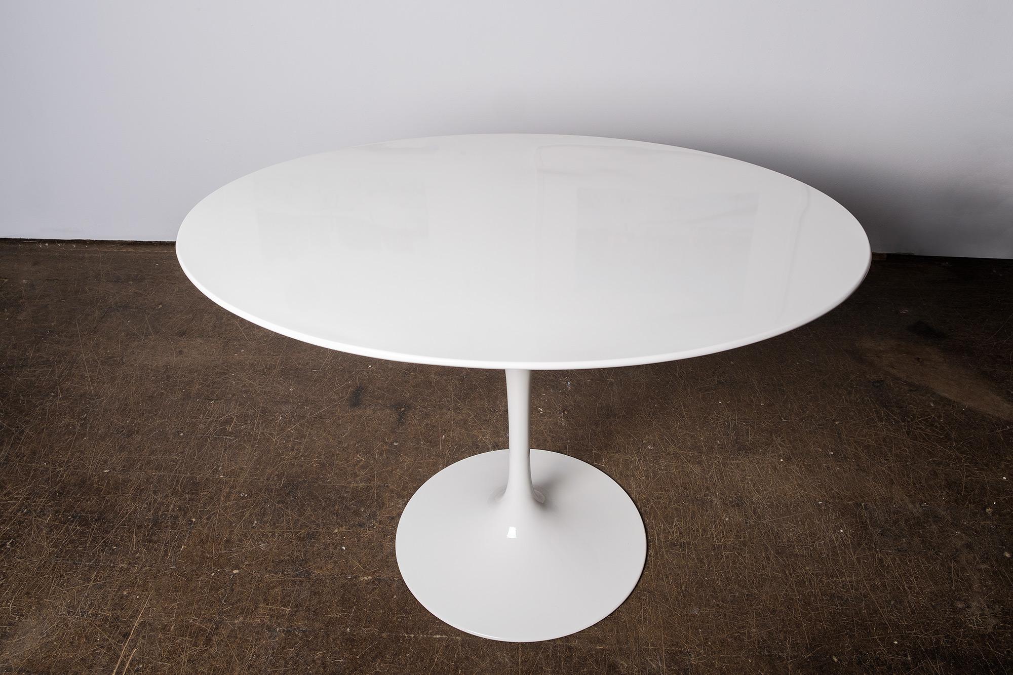 This design Classic by Eero Saarinen for Knoll has been professionally restored and relacquered.