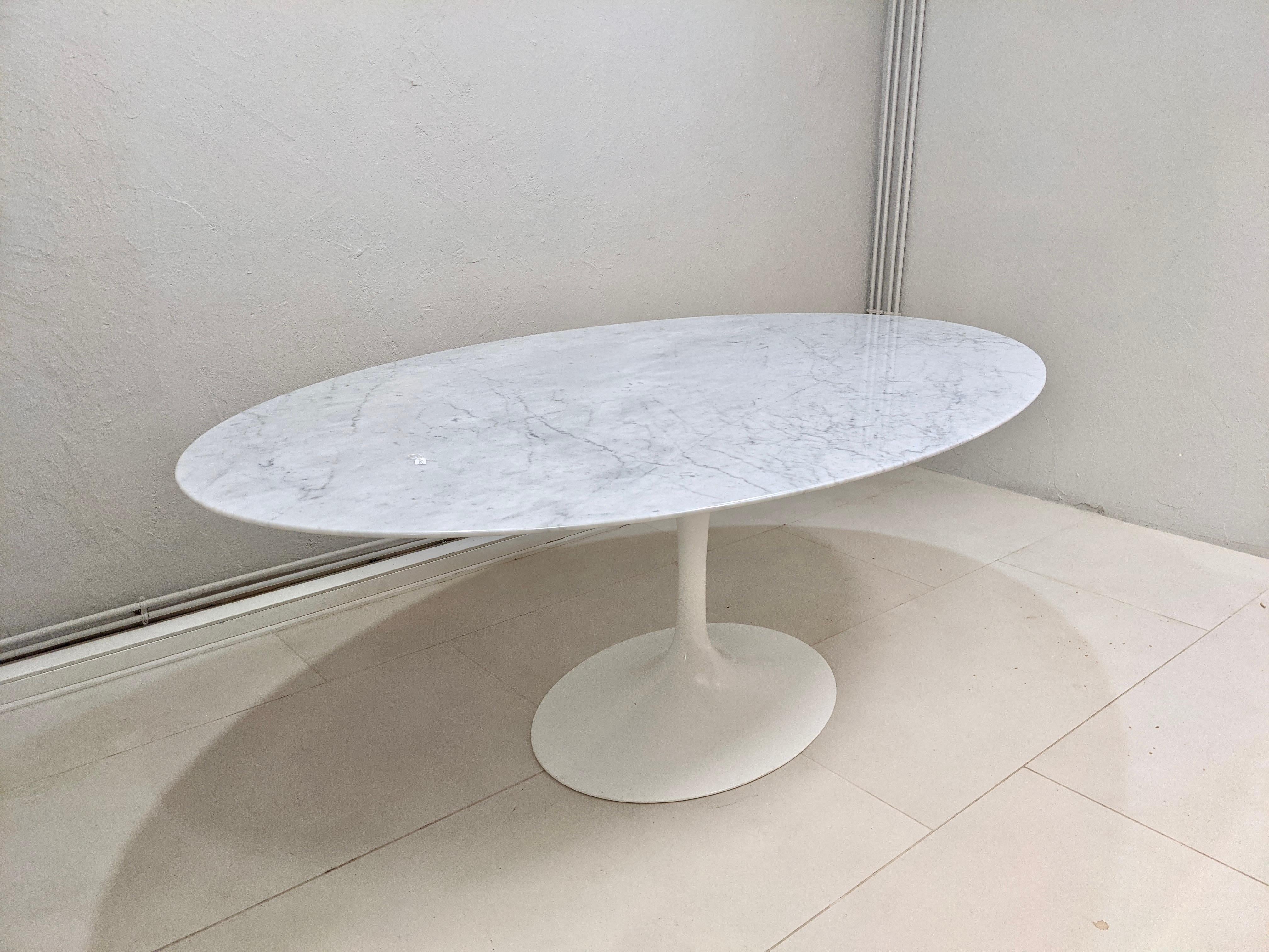 Oval tulip table by Eero Saarinen for Knoll. White marble of Carrara. Very good condition.
  