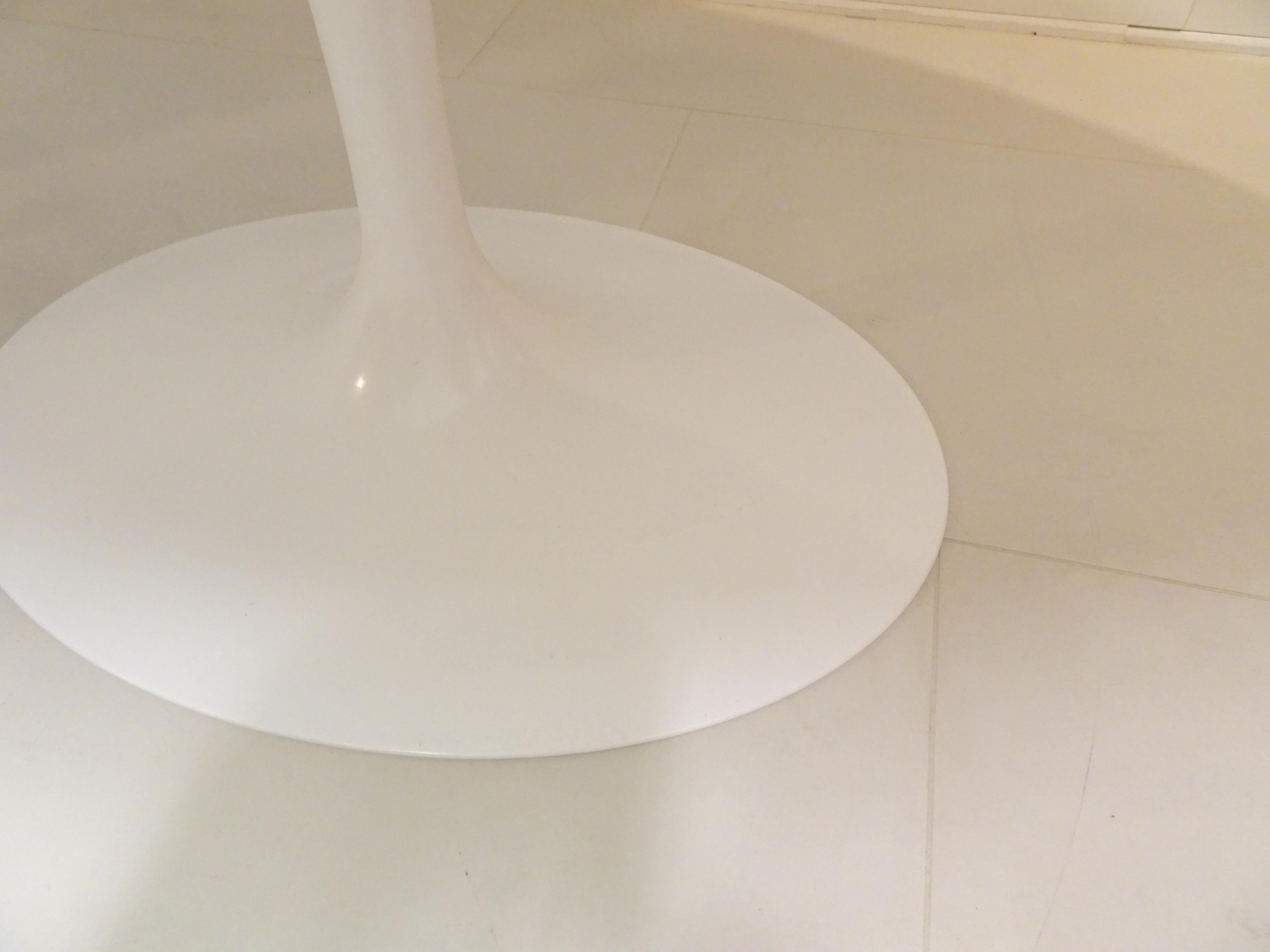 Oval tulip table by Eero Saarinen for Knoll. White marble of Carrara repoli to new. Very good condition.