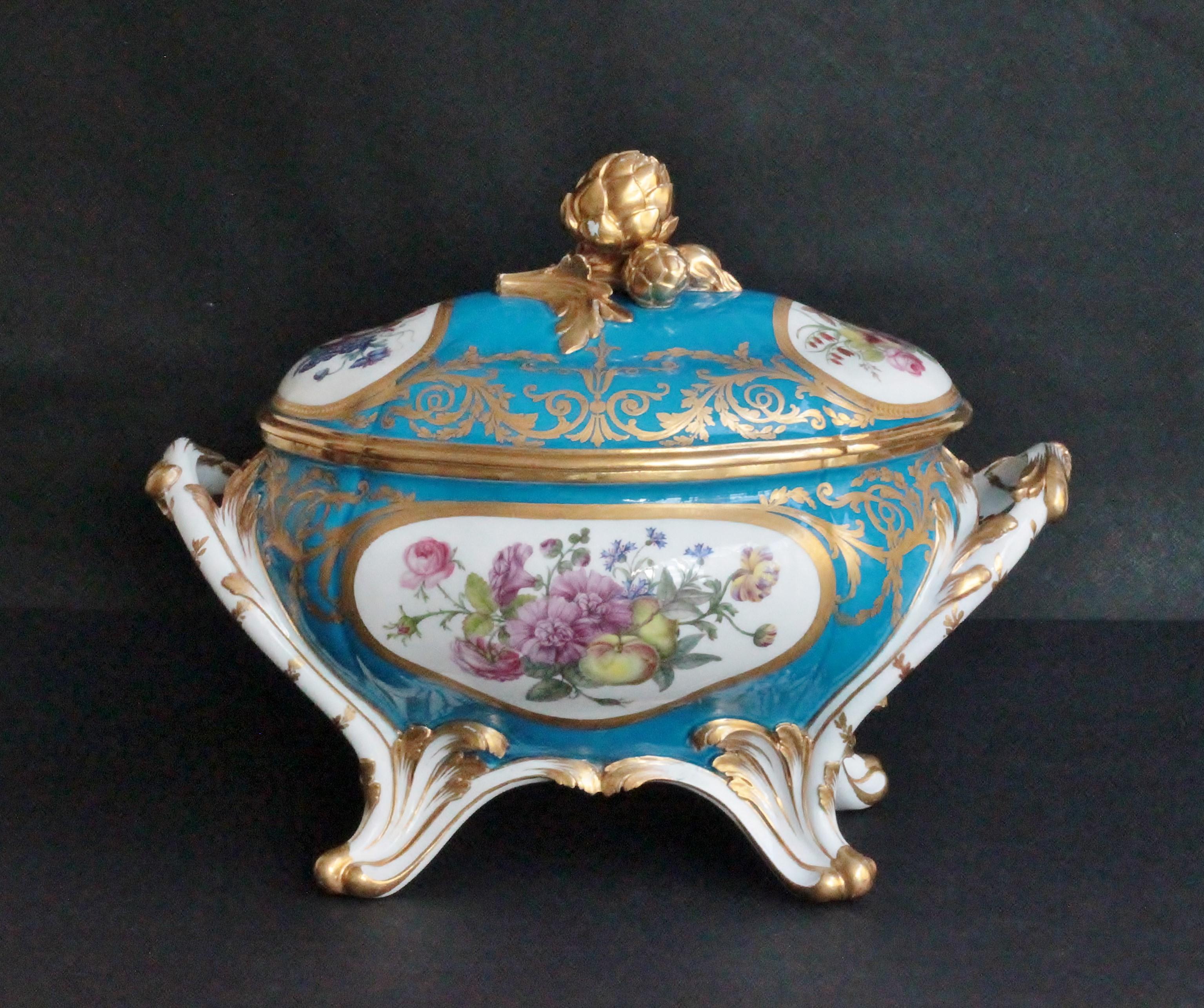 Oval Tureen and Cover of Sevres Porcelain, Turquoise Blue Ground, 18th Century In Good Condition In Paris, FR