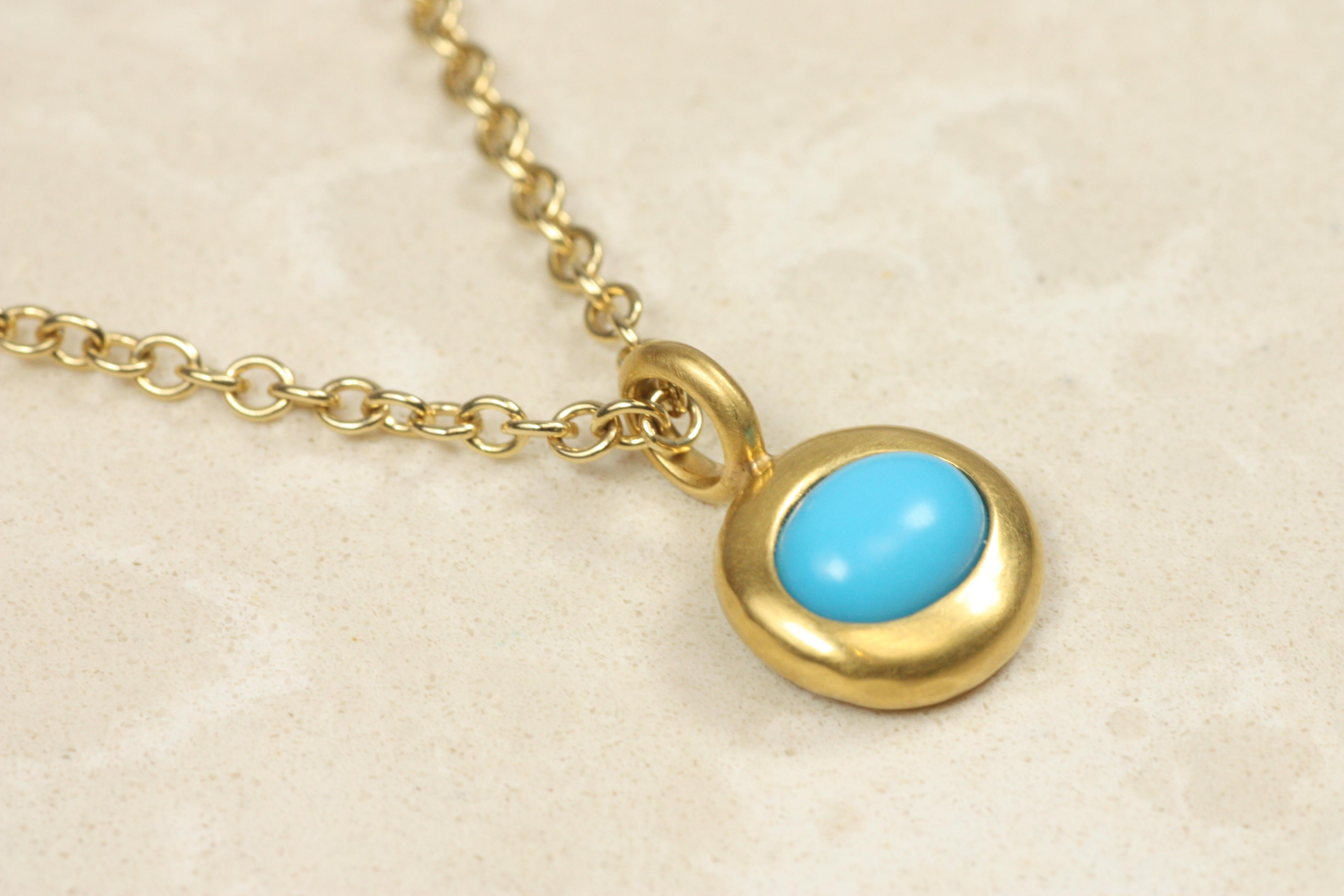 Artisan Pendentif à breloque avec lunette en turquoise ovale - or jaune 22K en vente