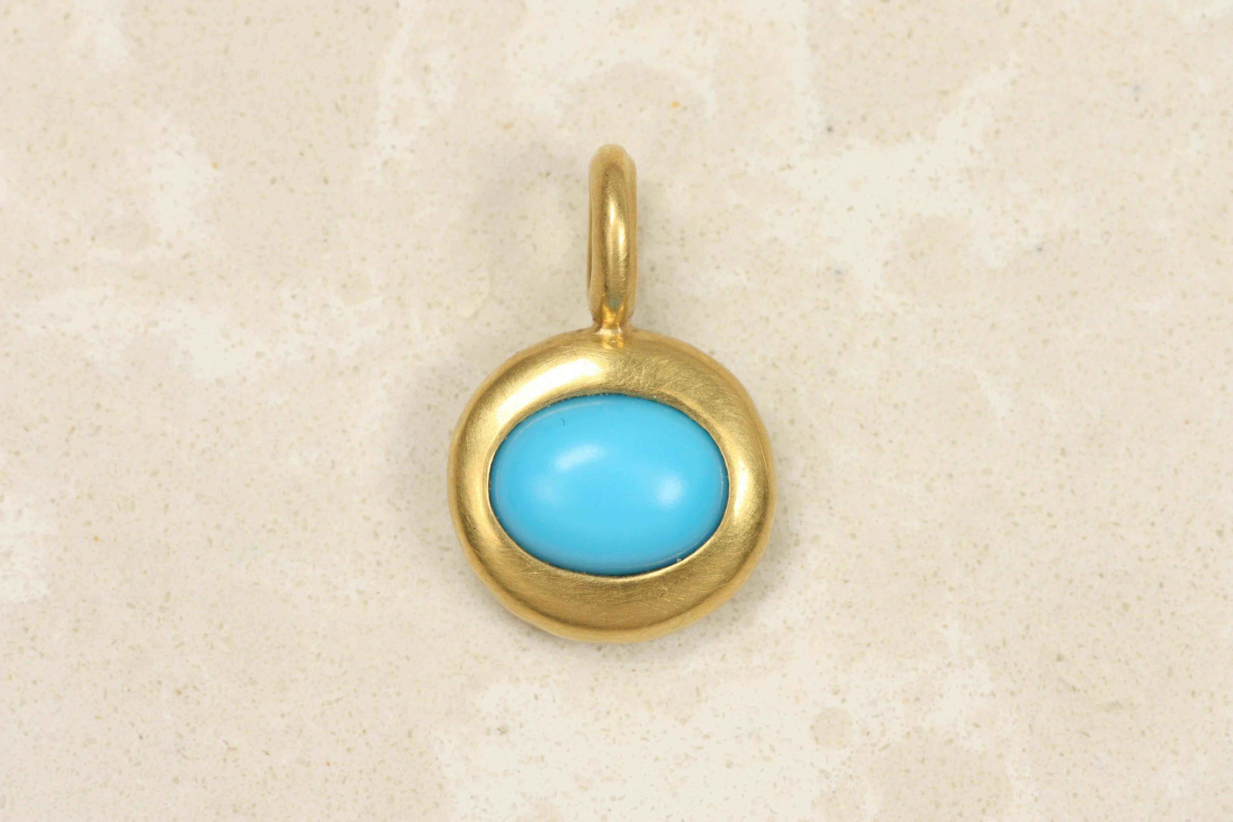 Taille ovale Pendentif à breloque avec lunette en turquoise ovale - or jaune 22K en vente