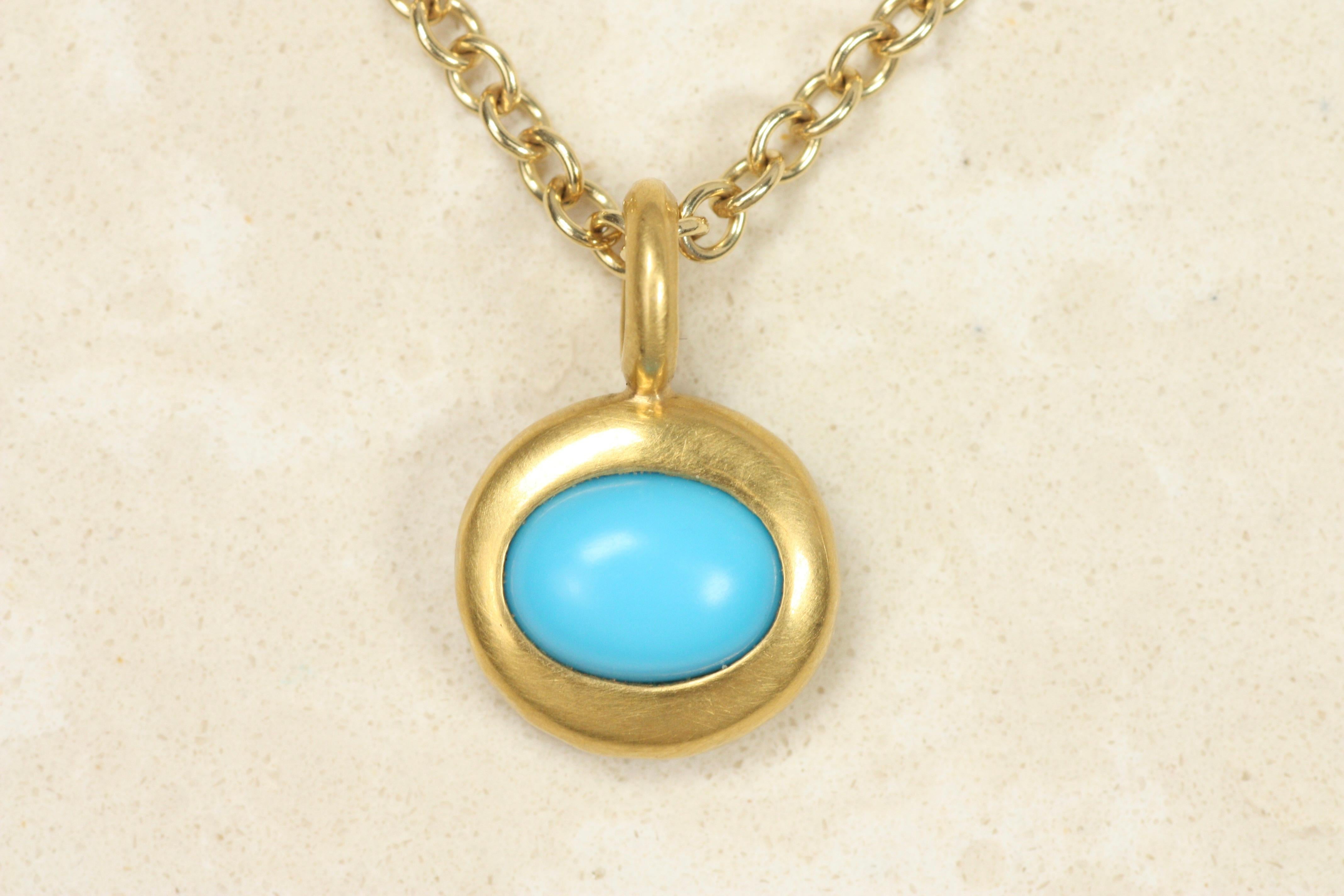 Pendentif à breloque avec lunette en turquoise ovale - or jaune 22K en vente 1