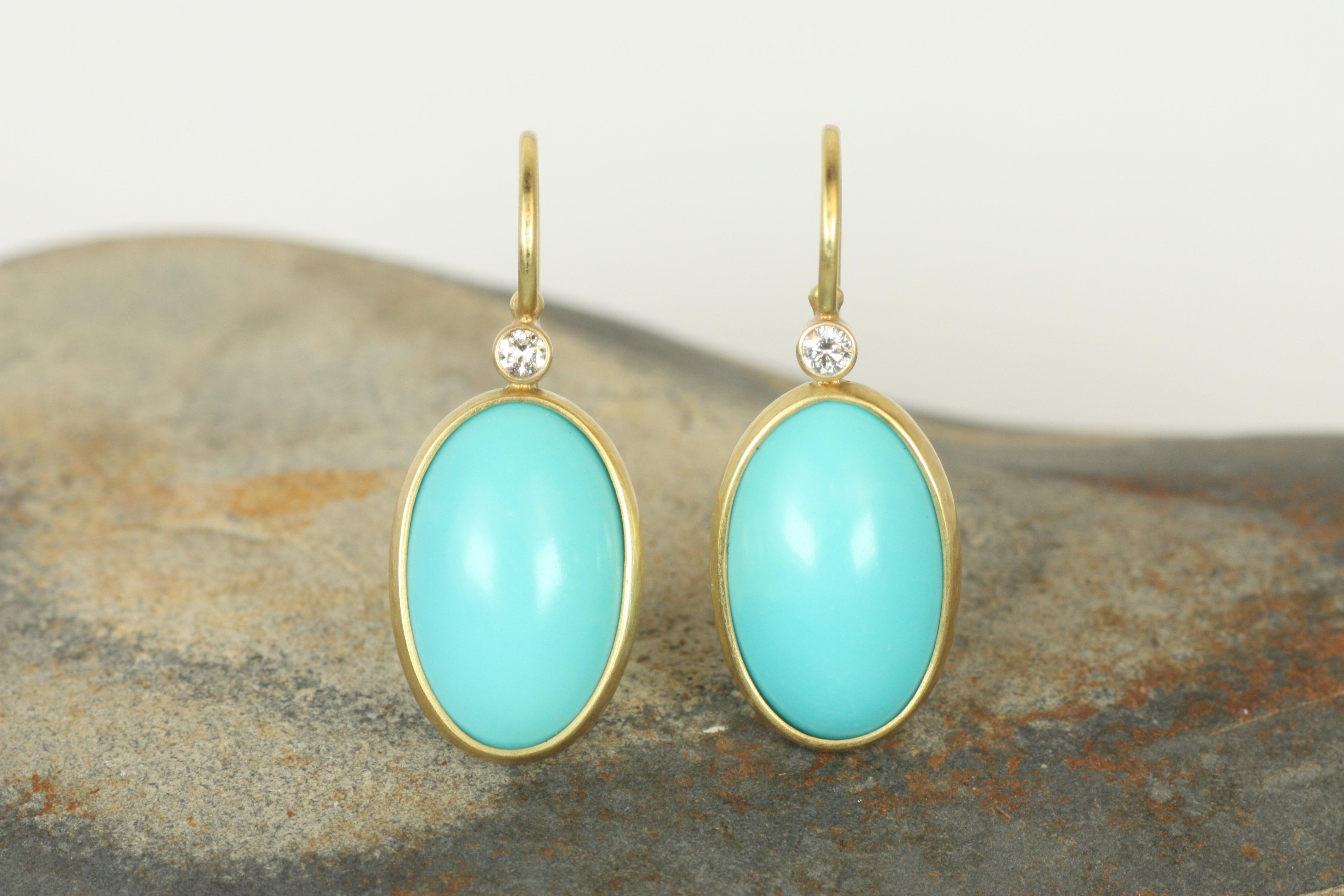 Artisan Boucles d'oreilles ovales en or jaune 18 carats avec turquoise et diamants par Bracken Jewelers en vente