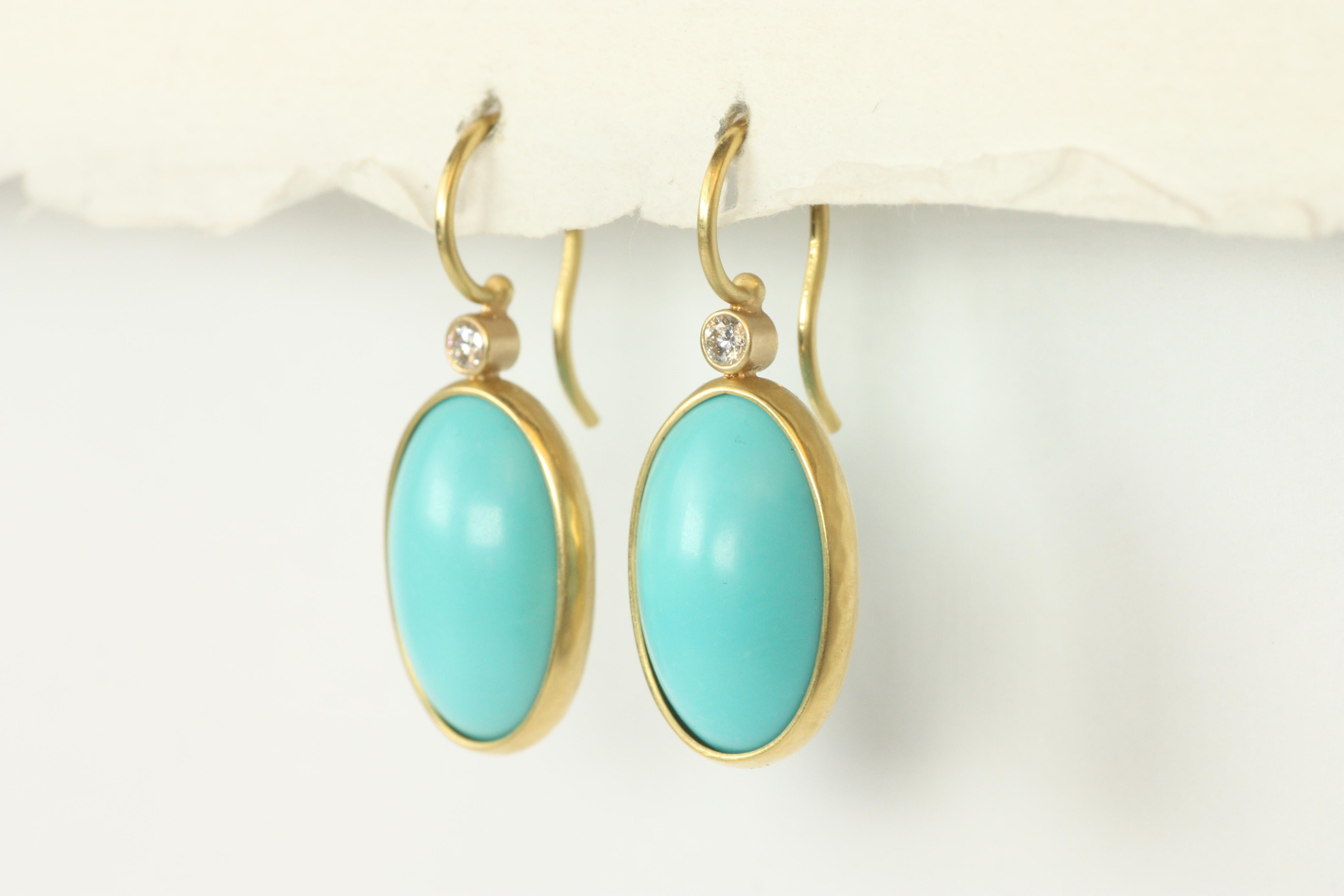 Taille poire Boucles d'oreilles ovales en or jaune 18 carats avec turquoise et diamants par Bracken Jewelers en vente