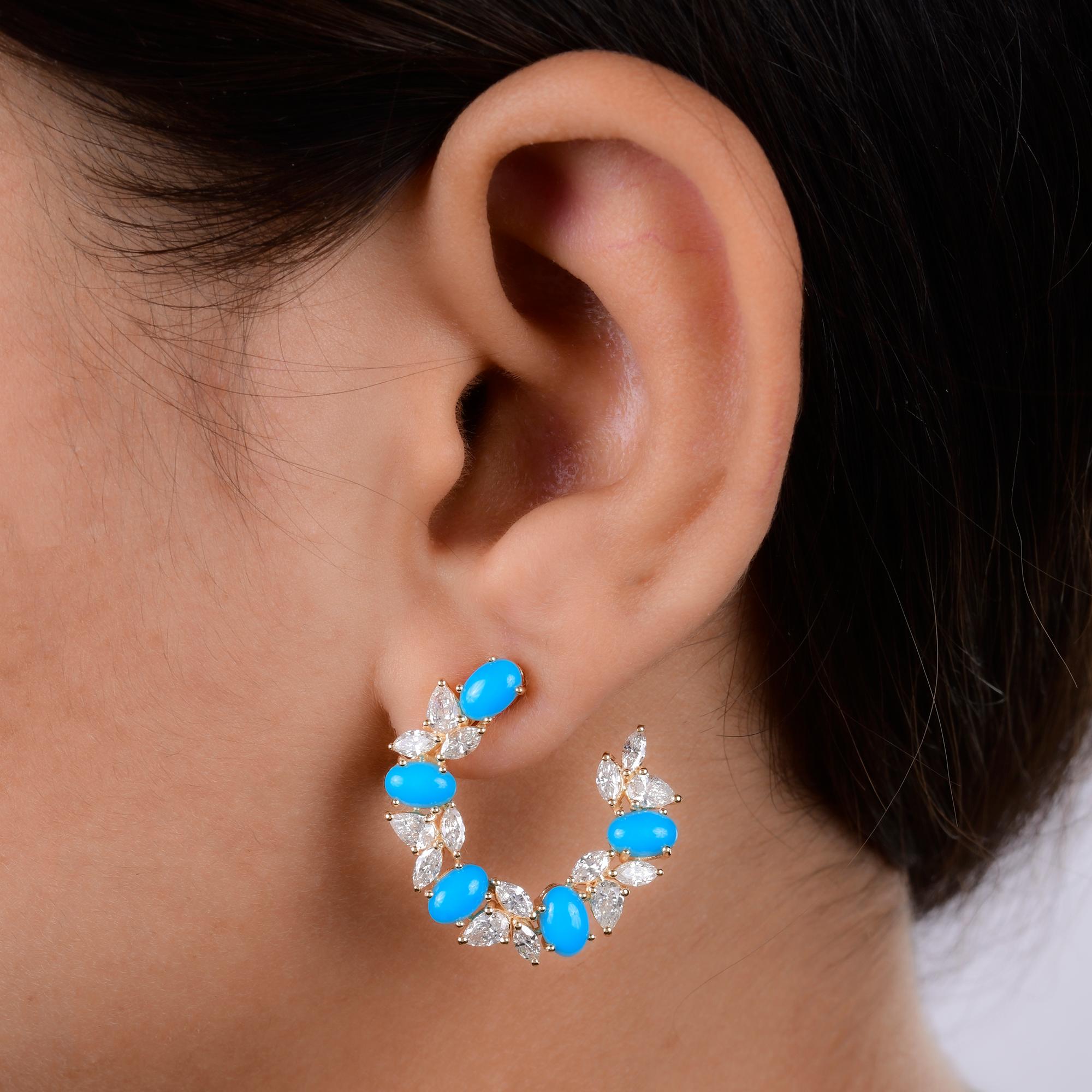 Sumérgete en la encantadora belleza de nuestros Pendientes de aro ovalados con gema turquesa, adornados con diamantes y elaborados con exquisito arte en oro amarillo de 18 quilates. Estos pendientes son algo más que accesorios: son un testimonio de