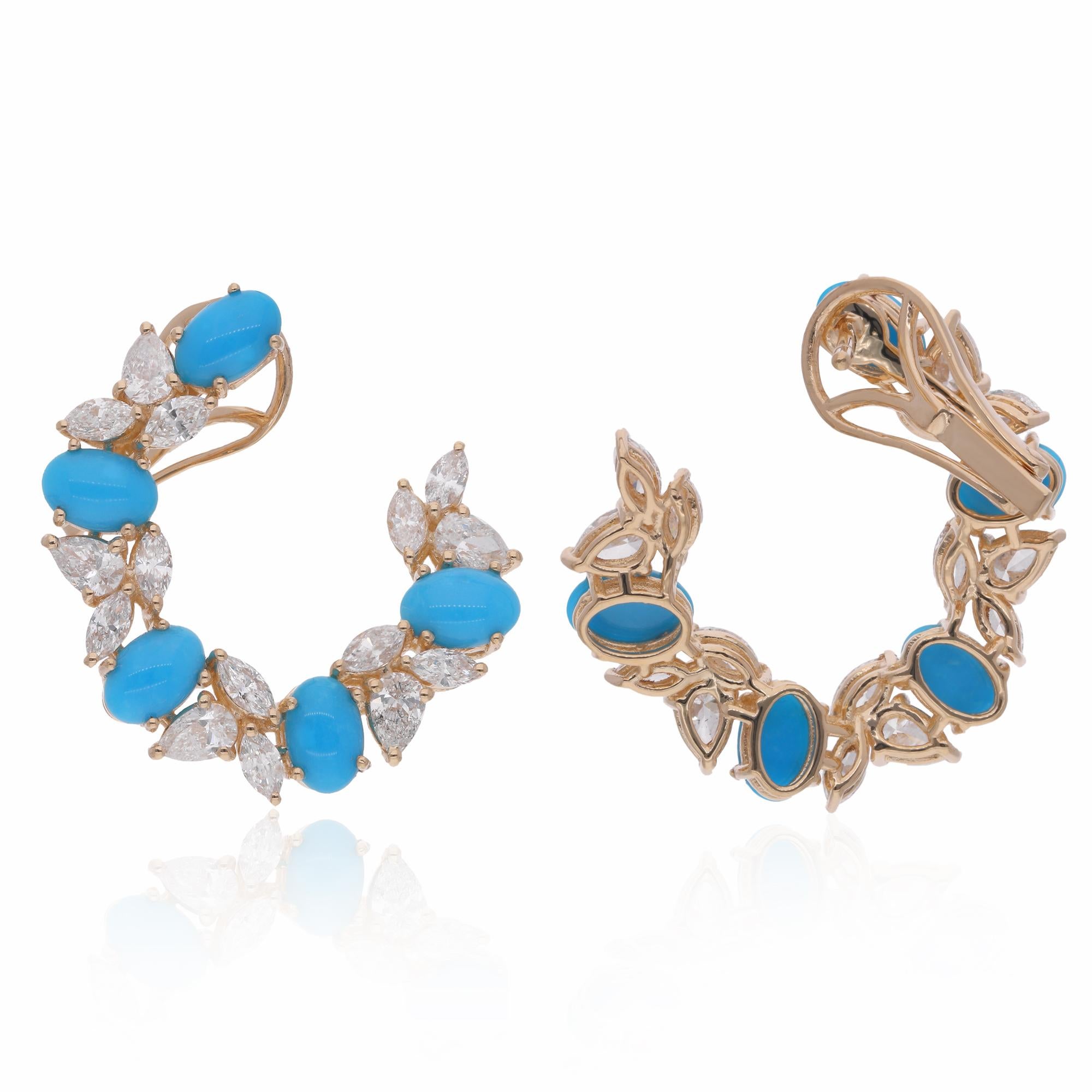 Tauchen Sie ein in die bezaubernde Schönheit unserer ovalen Türkis-Edelstein-Ohrringe, die mit Diamanten verziert und mit exquisiter Kunstfertigkeit in 18 Karat Gelbgold gefertigt sind. Diese Ohrringe sind mehr als nur ein Accessoire, sie sind ein