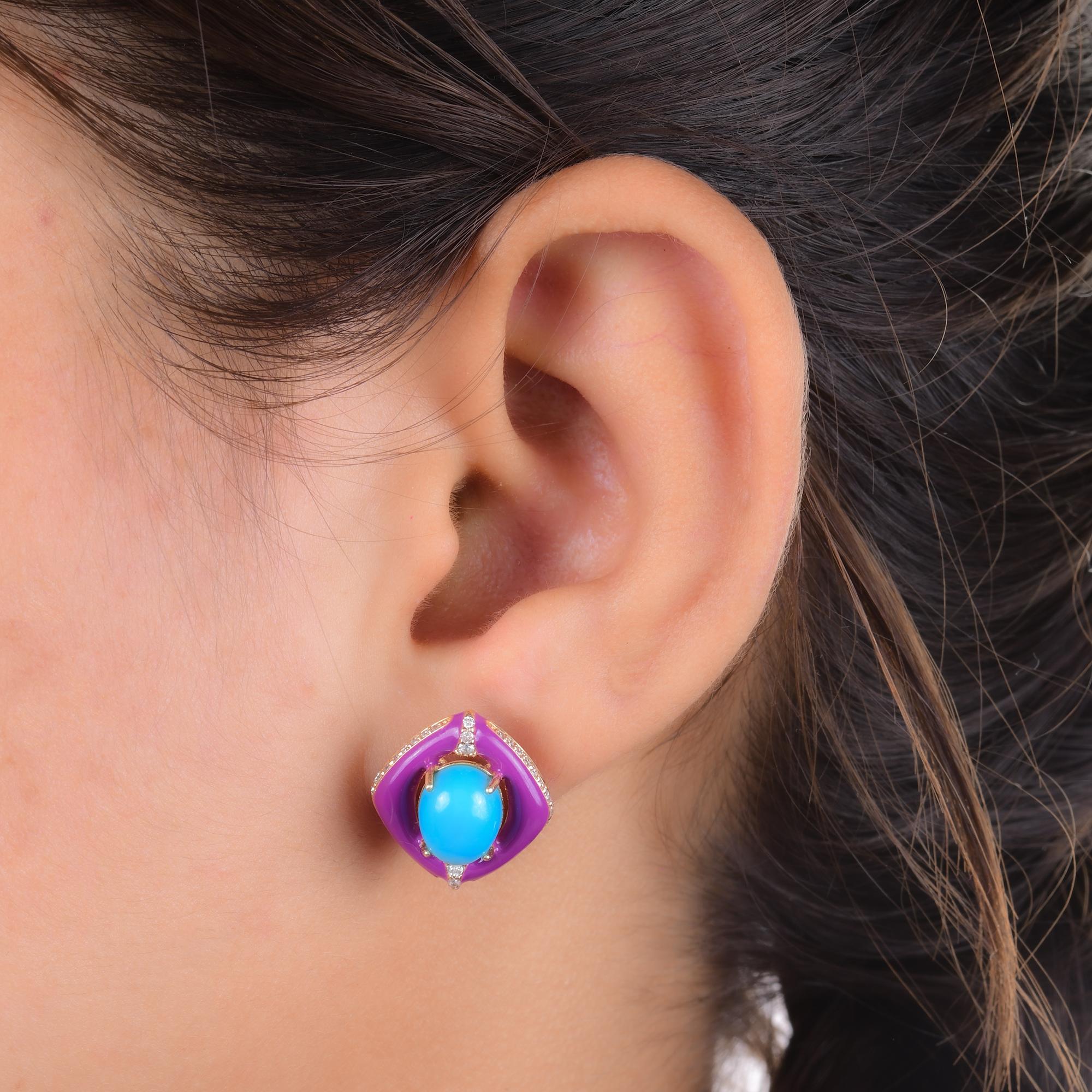 Orecchini a perno ovali in turchese rotondo con diamante brillante e smalto, oro giallo 14 carati
Questi orecchini sono caratterizzati da una straordinaria cornice di smalto viola che abbraccia un vivace turchese ovale al centro. Sottili accenti di