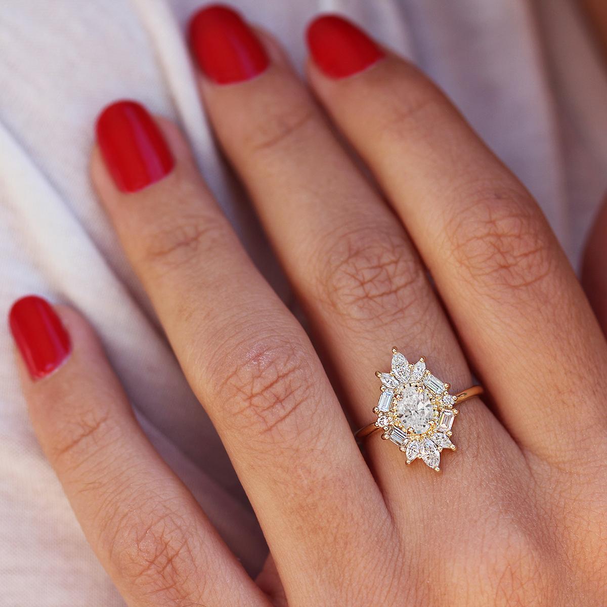 Magnifique et délicate bague de fiançailles d'inspiration victorienne à grappe unique de diamants ovales.
Tous mes diamants sont naturels, non améliorés ou traités, avec une taille et des proportions idéales.
Fabriqué à la main avec soin.
Un design