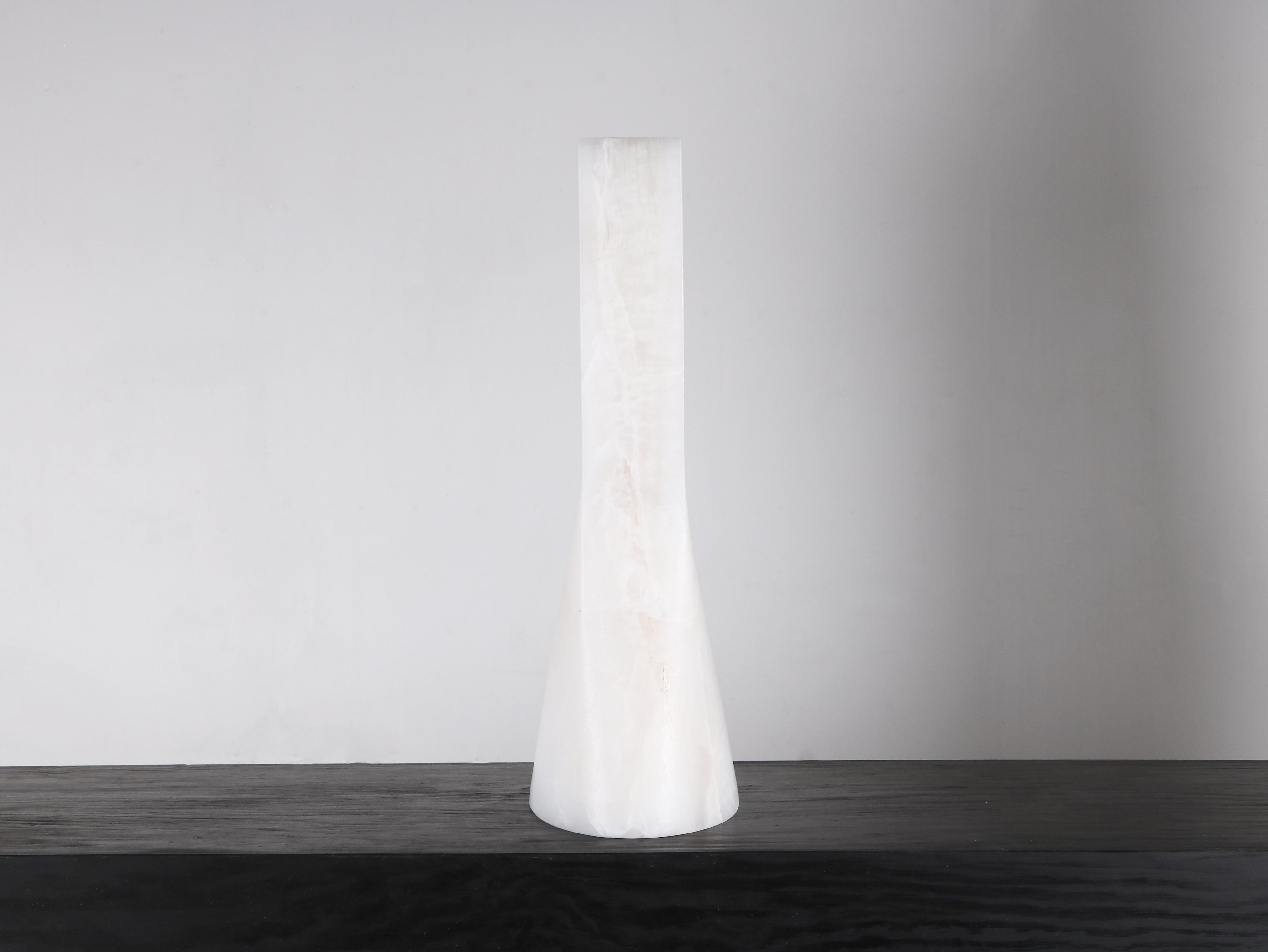 Postmoderno Vaso ovale contemporaneo in onice naturale di Lucas Tyra Morten, in edizione limitata. in vendita