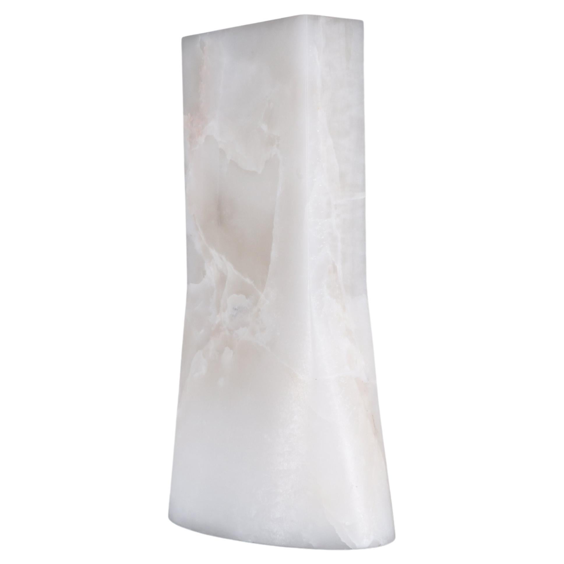 Vase ovale contemporain en onyx naturel blanc, édition limitée, par Lucas Morten