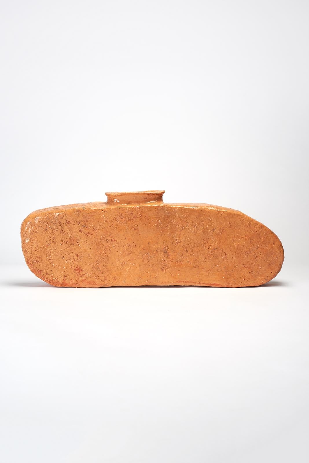 Vase ovale de Willem Van Hooff
Série de vaisseaux centraux
Dimensions : L 60 x P 10 x H 29 cm (Les dimensions peuvent varier car les pièces sont fabriquées à la main et peuvent présenter de légères variations de taille).
Matériaux : faïence,