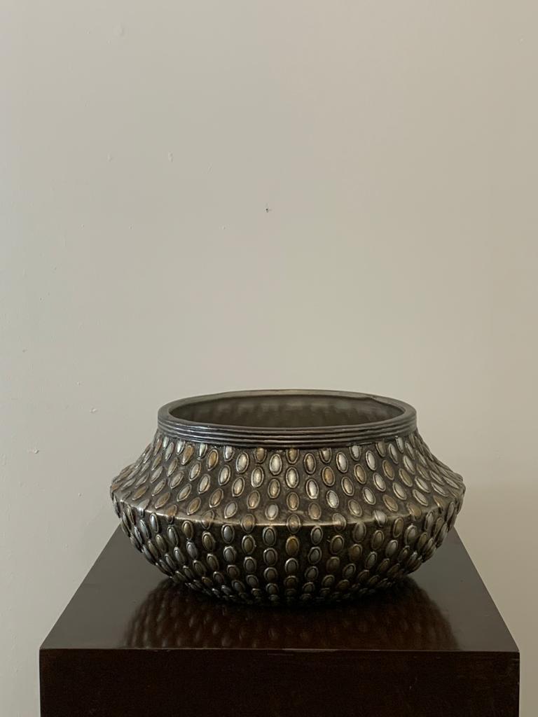 Vaso centrale con frammenti ovali in rilievo di Lam Lee Group, anni '90
