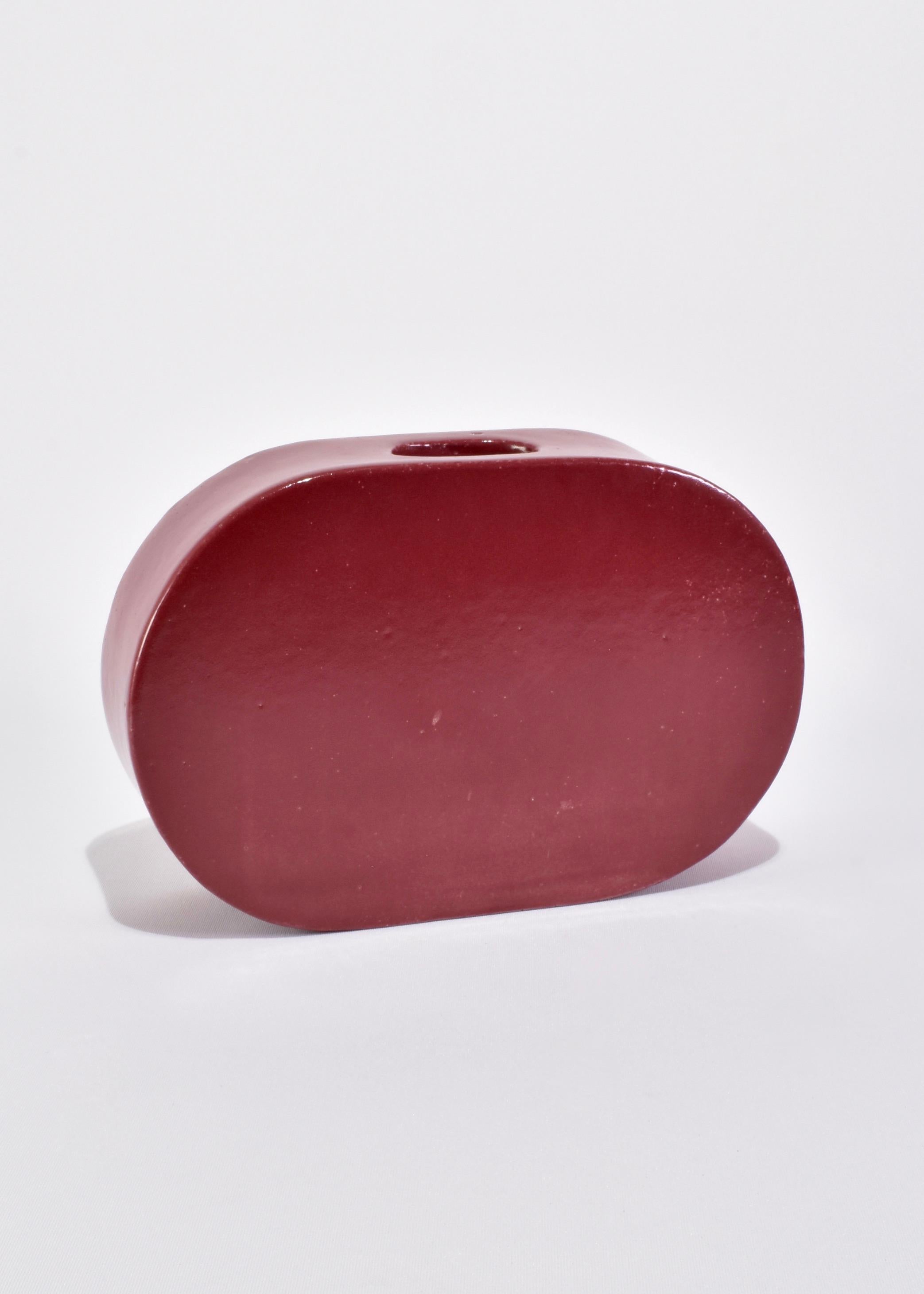 Vaso fatto a mano in lastre di forma ovale e con un bellissimo smalto rosso scuro testurizzato. Di Shane Gabier, realizzato a NYC.
