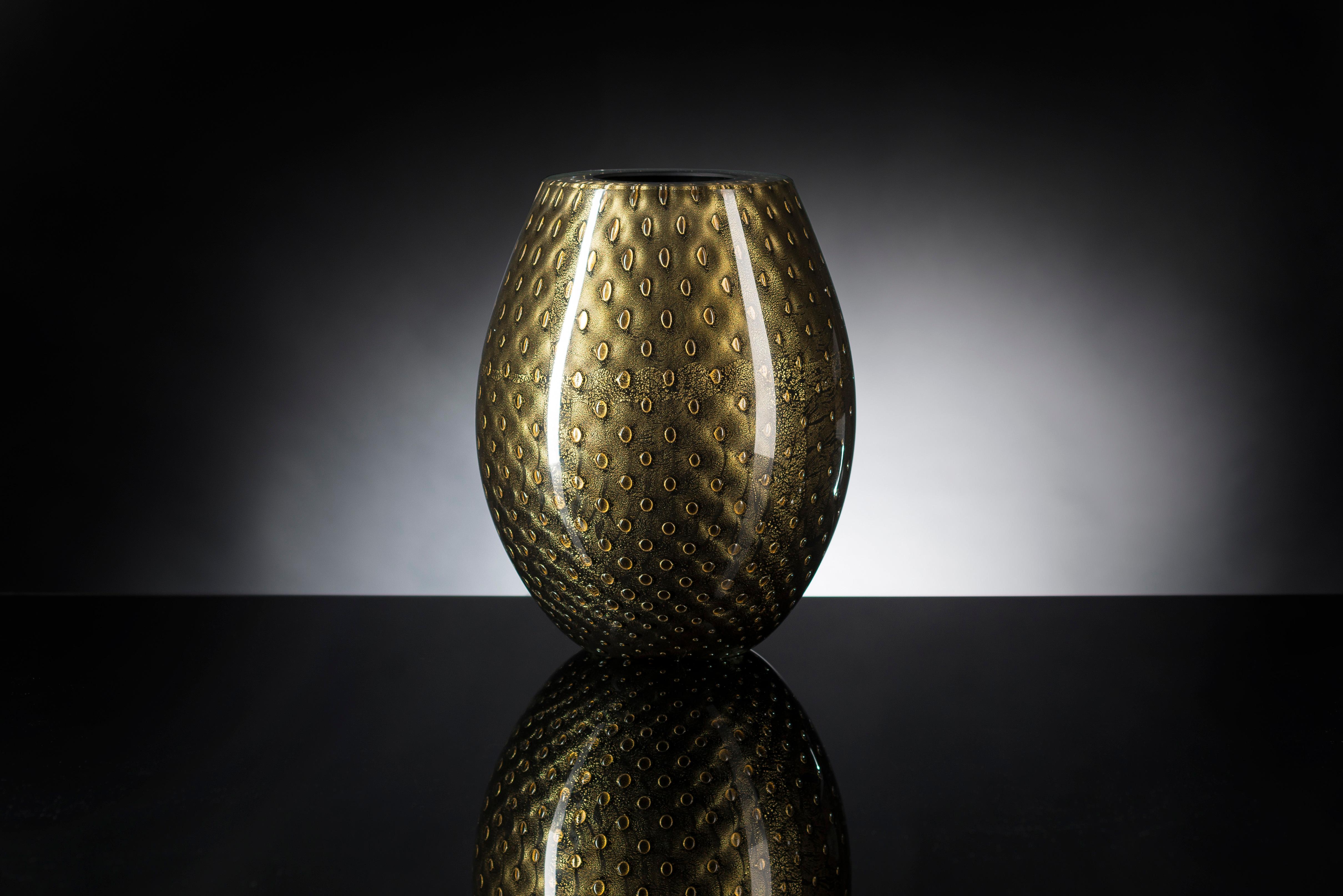 Modern Oval Vase Mocenigo, Muranese Glass, Gold 24-Karat and Black, Italy For Sale