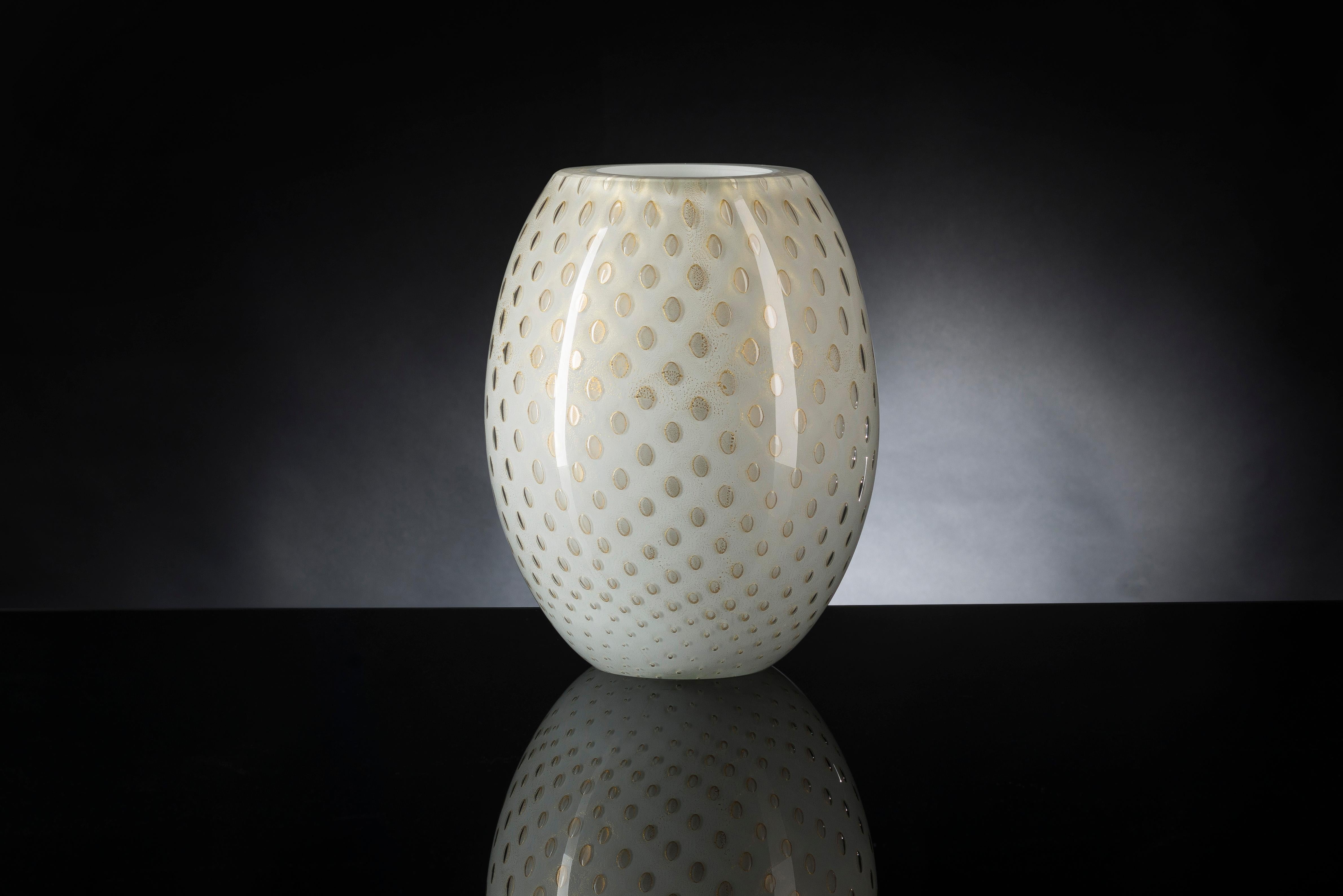 Modern Oval Vase Mocenigo, Muranese Glass, Gold 24-Karat and White, Italy For Sale