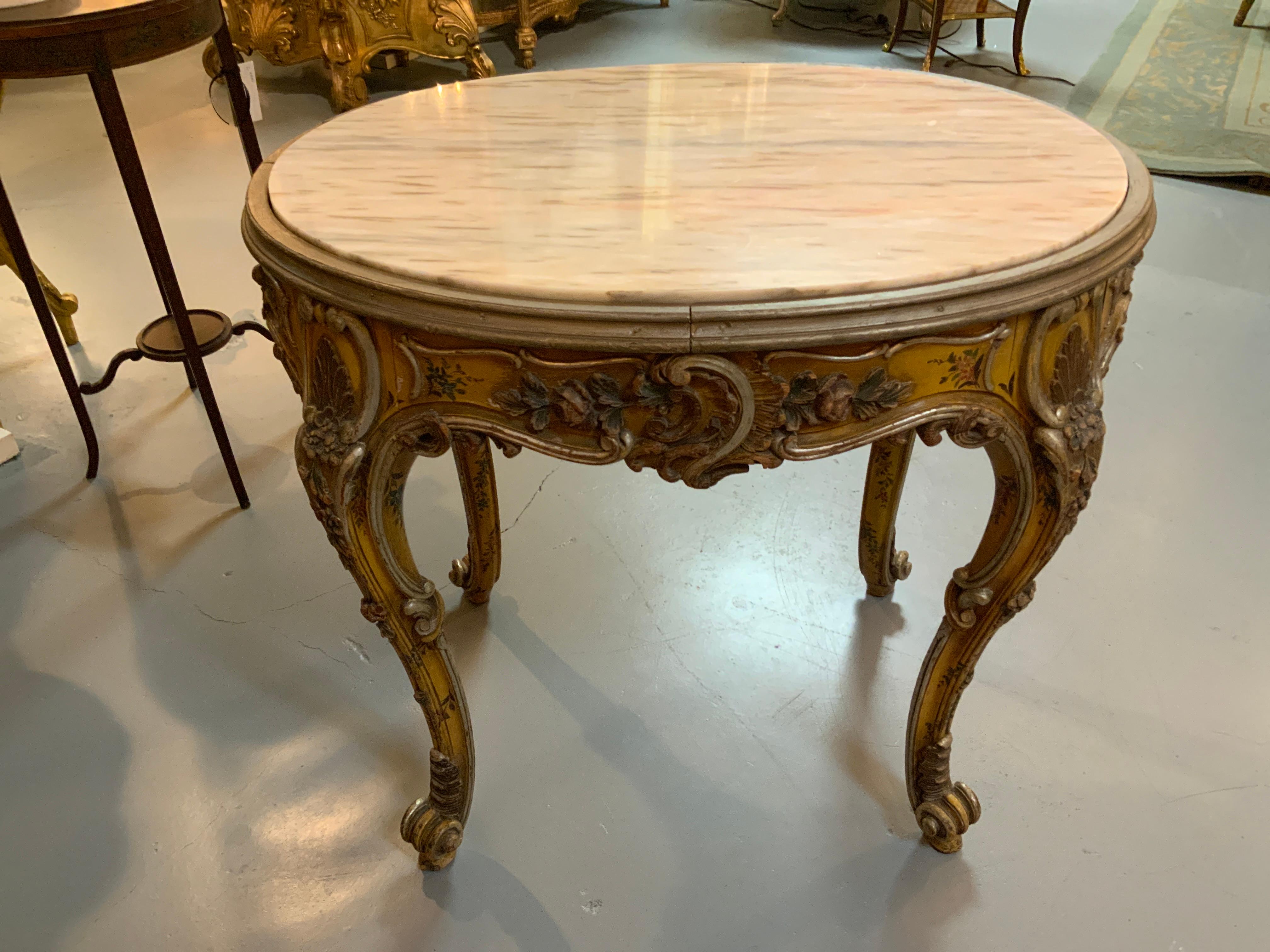 Table vénitienne ovale sculptée et polychrome avec des veines crème, or et gris pâle en vente 2