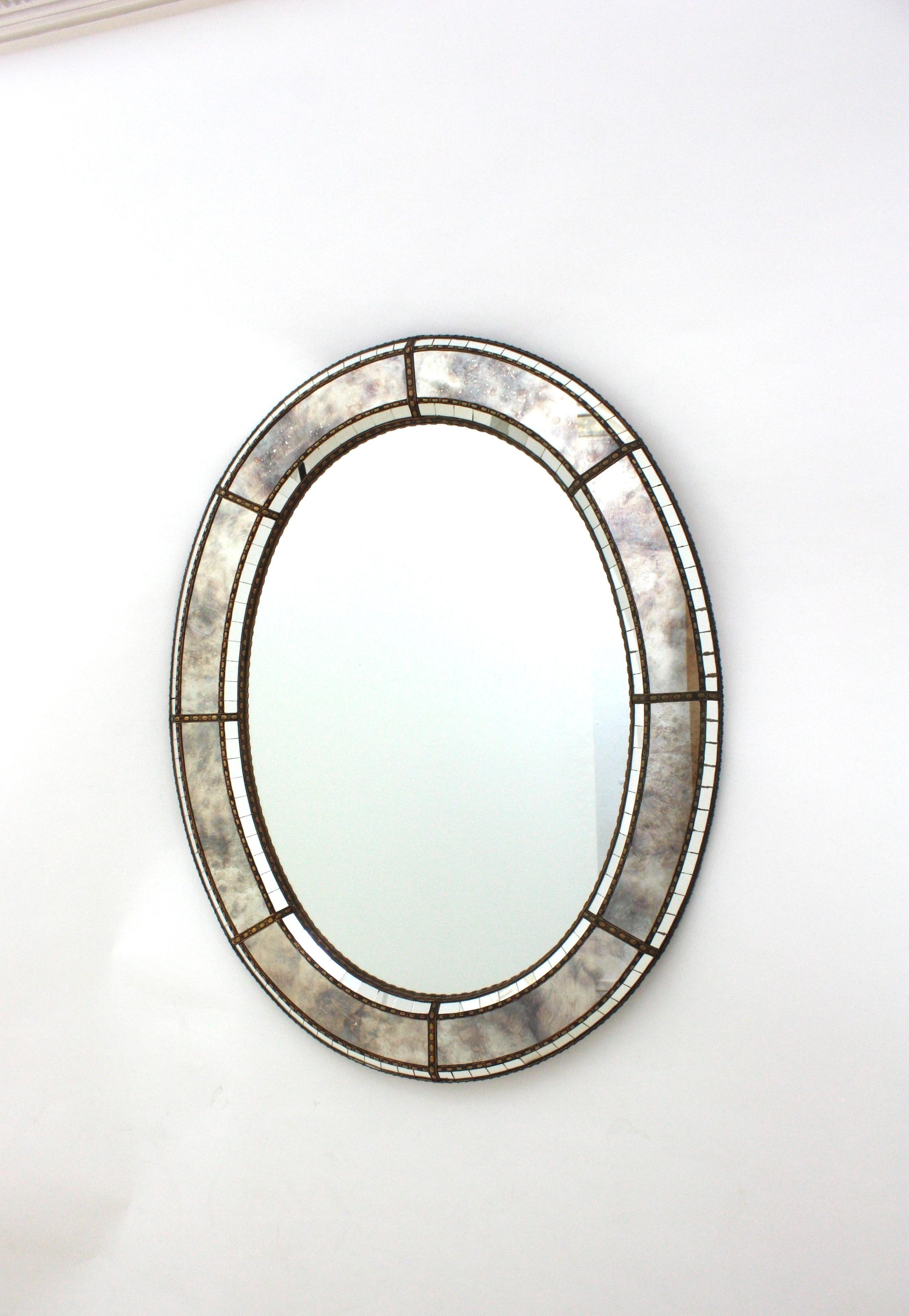 Miroir moderne vénitien ovale avec détails en verre gris et laiton en vente 2