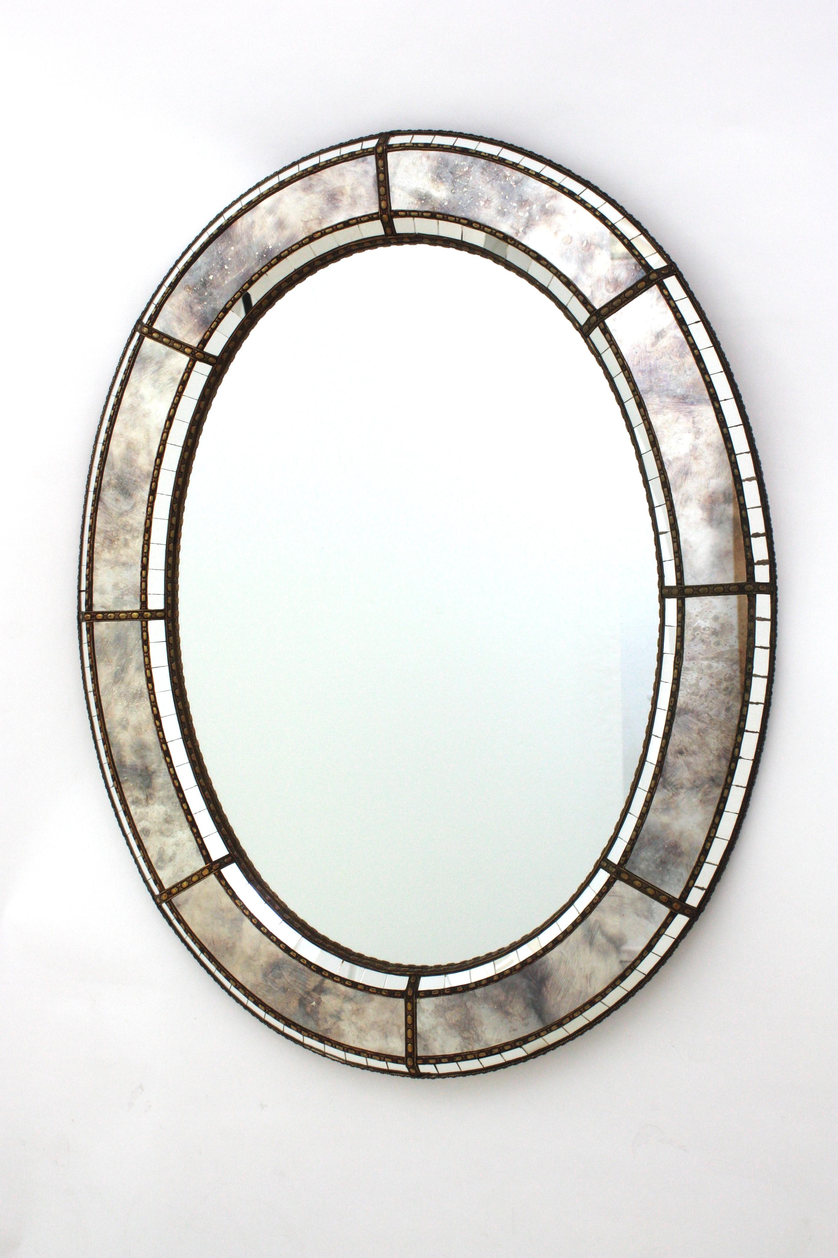 Miroir moderne vénitien ovale avec détails en verre gris et laiton en vente 3