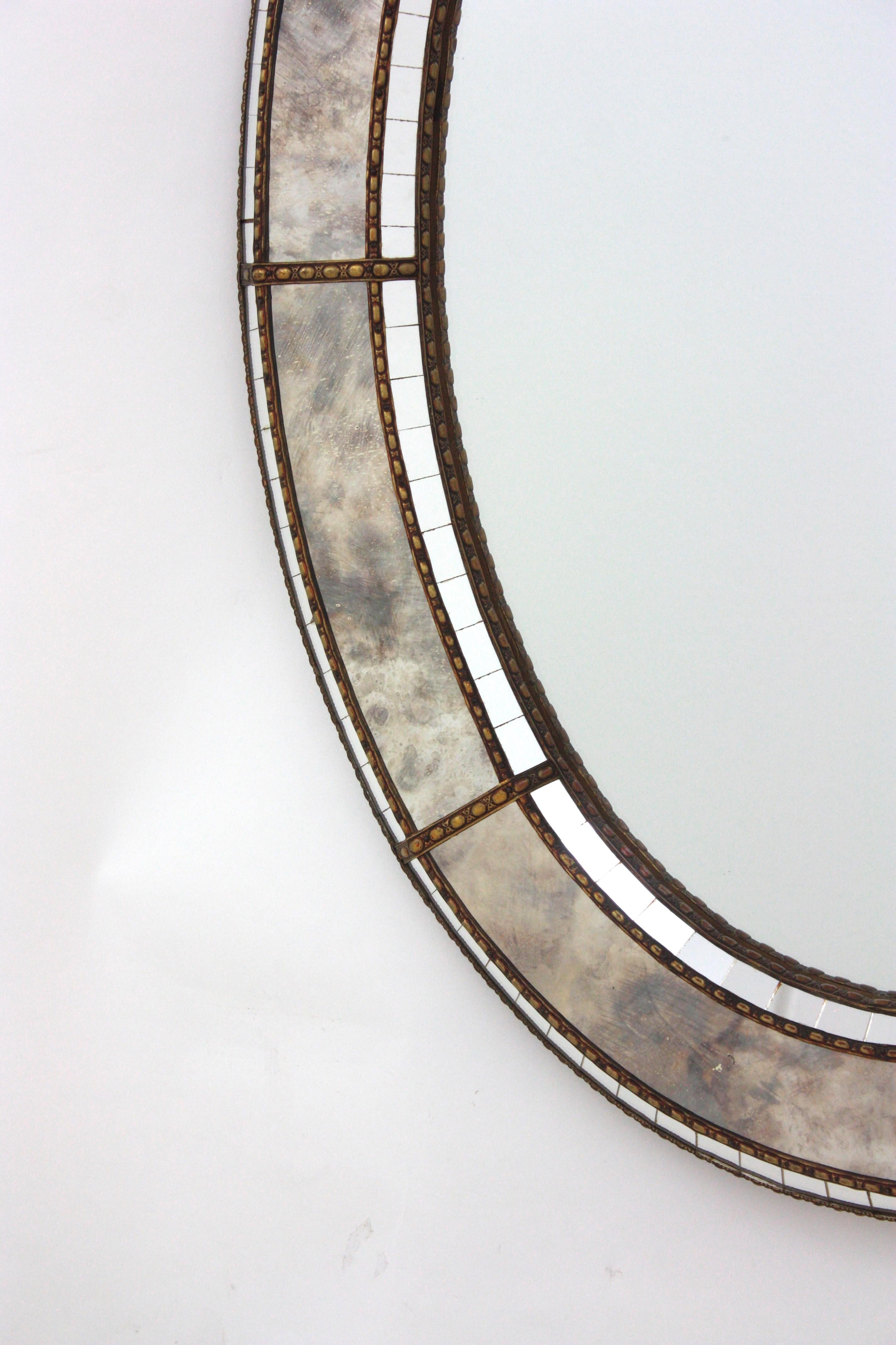Miroir moderne vénitien ovale avec détails en verre gris et laiton en vente 4
