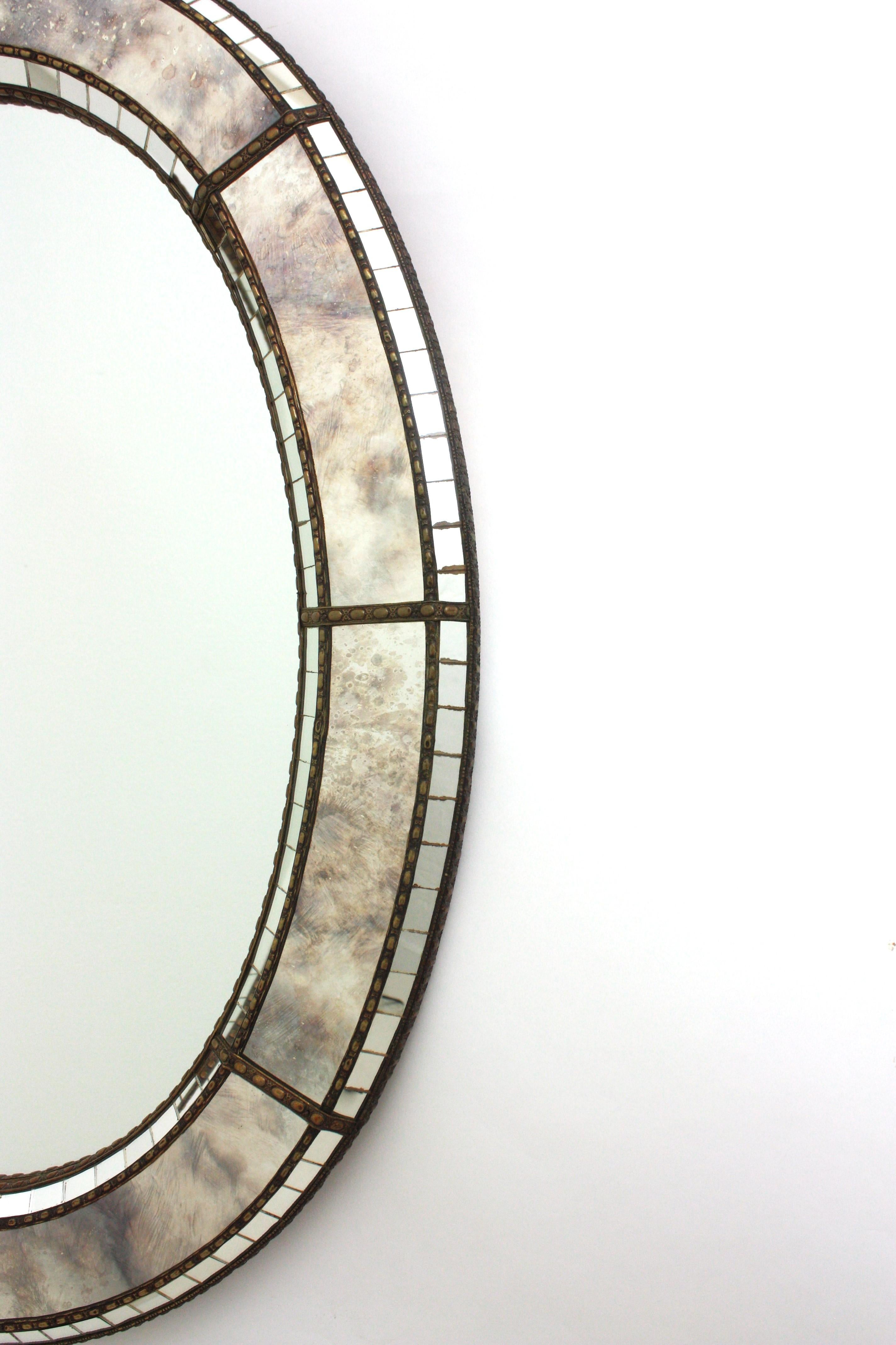 Miroir moderne vénitien ovale avec détails en verre gris et laiton en vente 5