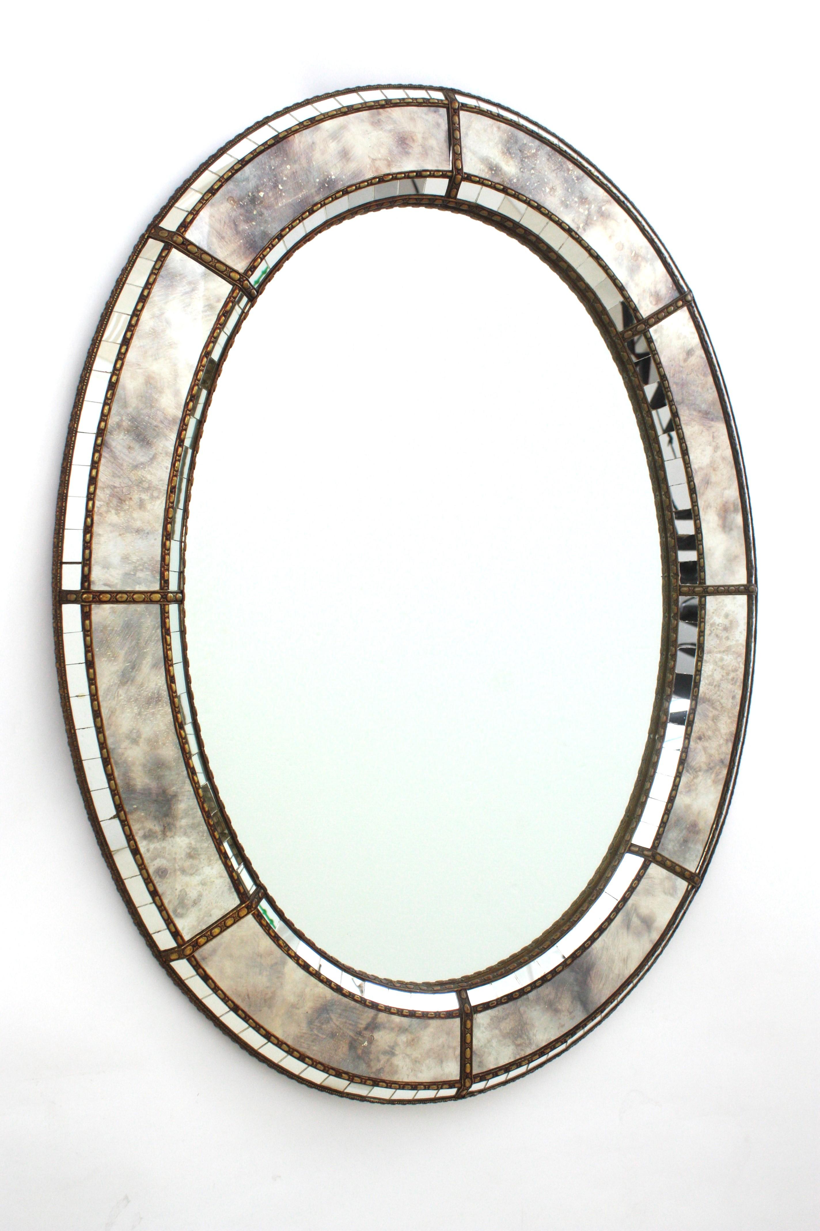 Elegant miroir ovale de style vénitien Hollywood Regency avec des panneaux en verre irisé. Espagne, années 1960
Ce miroir glamour est doté d'un cadre à trois couches en laiton. Forme ovale avec un cadre à deux couches de miroirs décoratifs. La