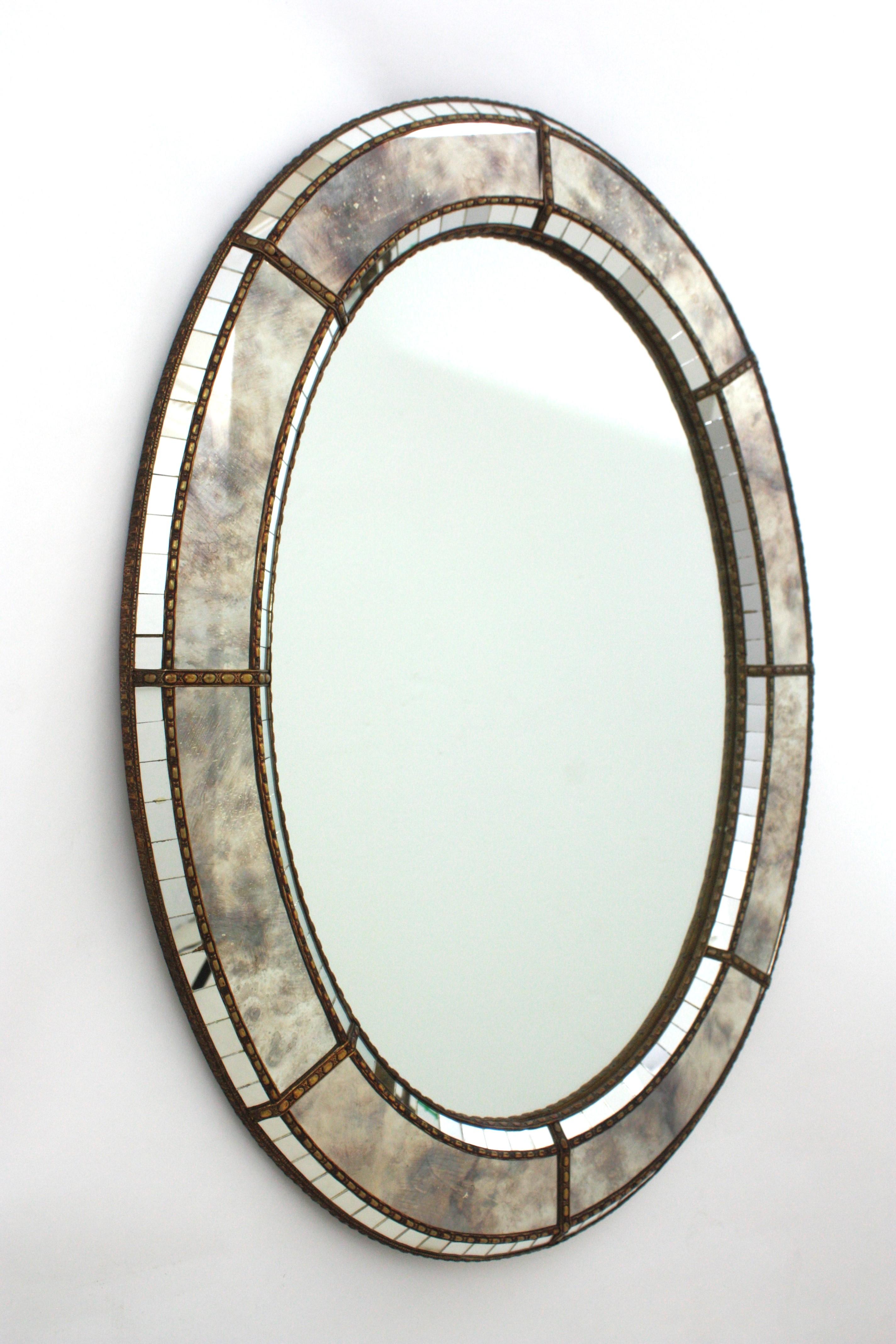 Hollywood Regency Miroir moderne vénitien ovale avec détails en verre gris et laiton en vente