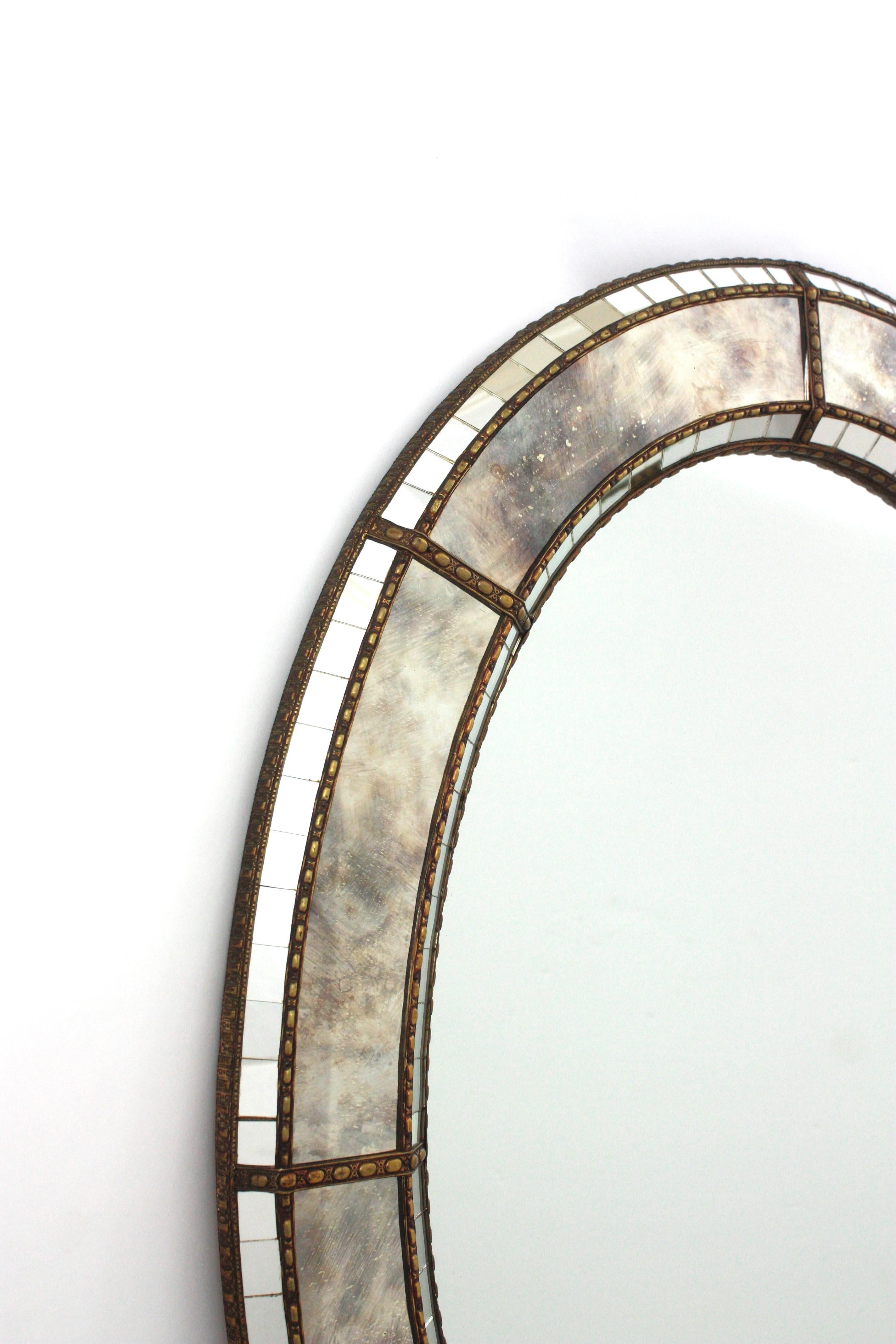 Fait main Miroir moderne vénitien ovale avec détails en verre gris et laiton en vente