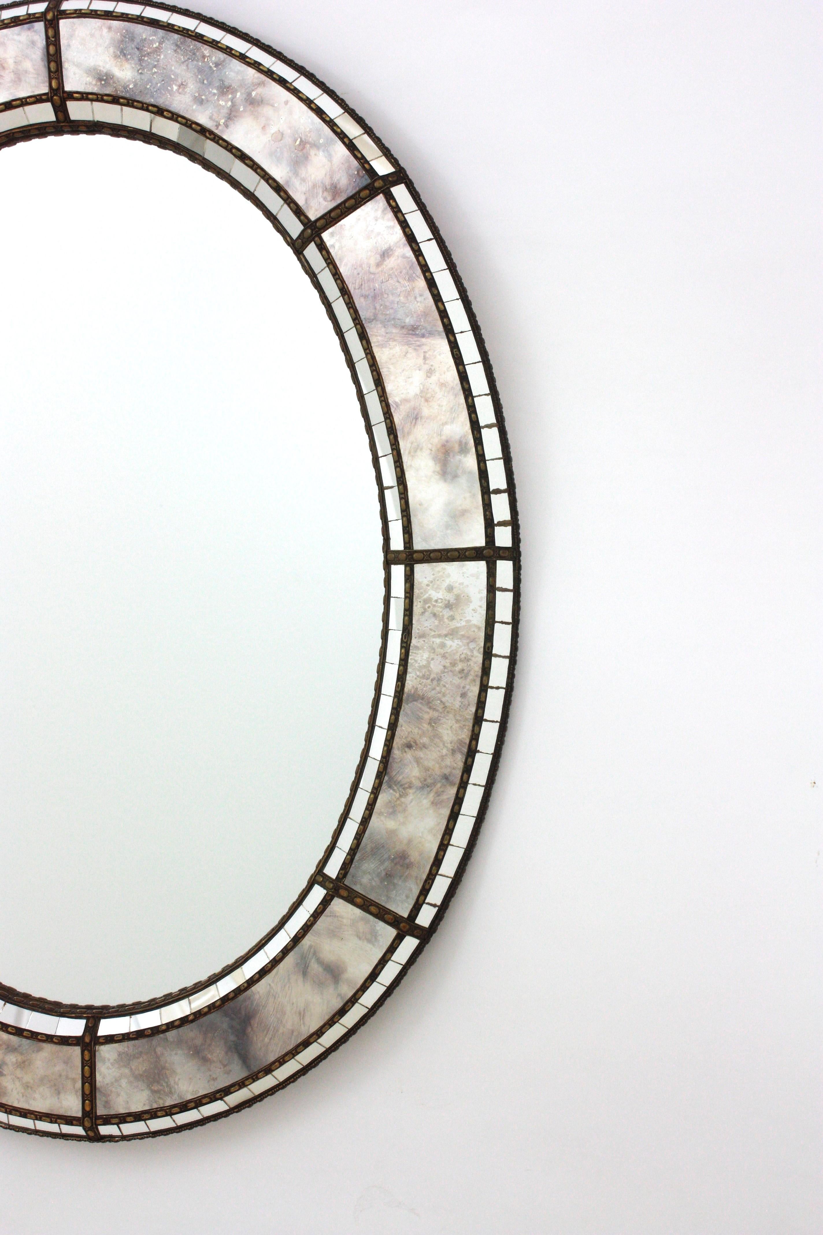 Métal Miroir moderne vénitien ovale avec détails en verre gris et laiton en vente