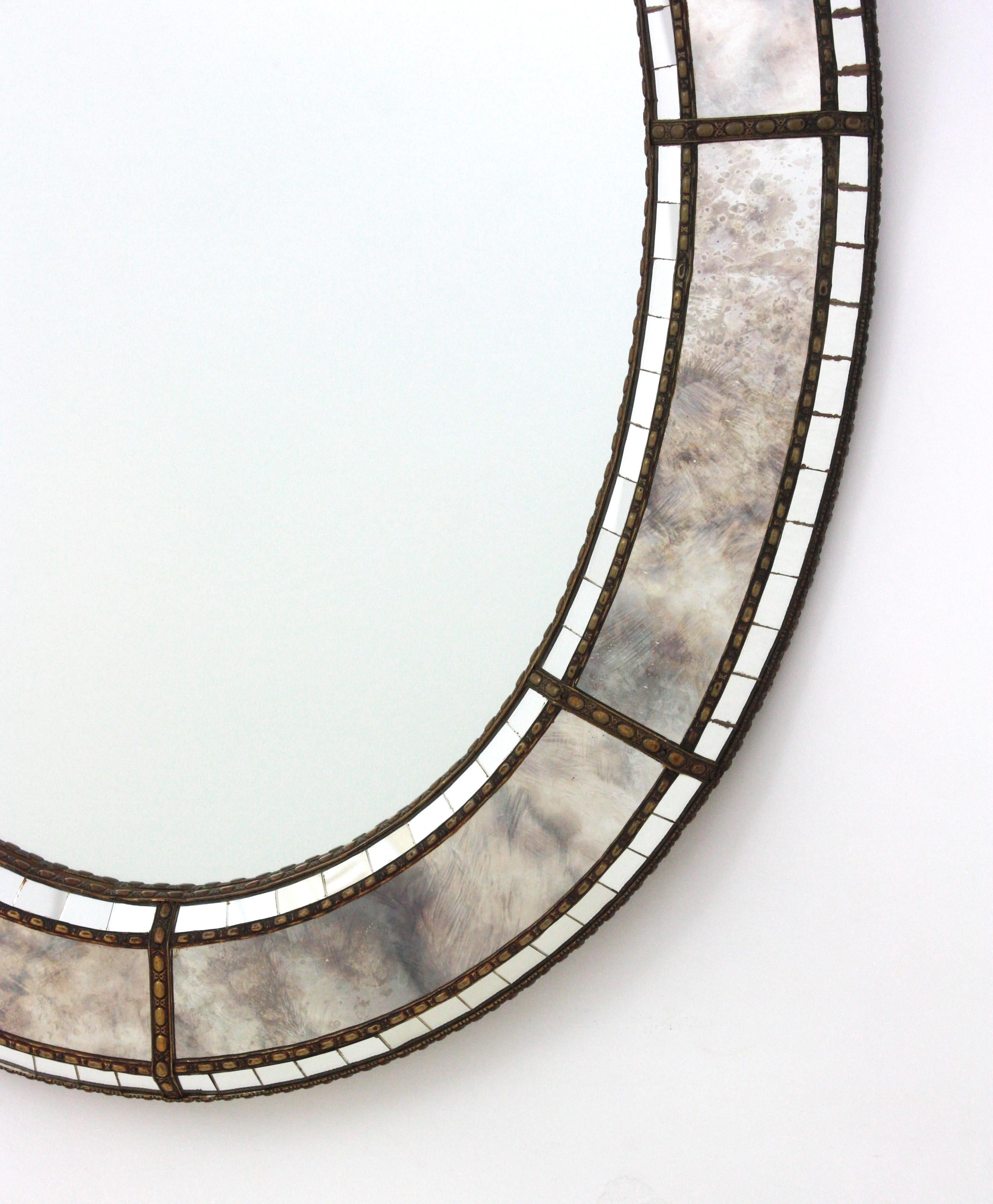 Miroir moderne vénitien ovale avec détails en verre gris et laiton en vente 1