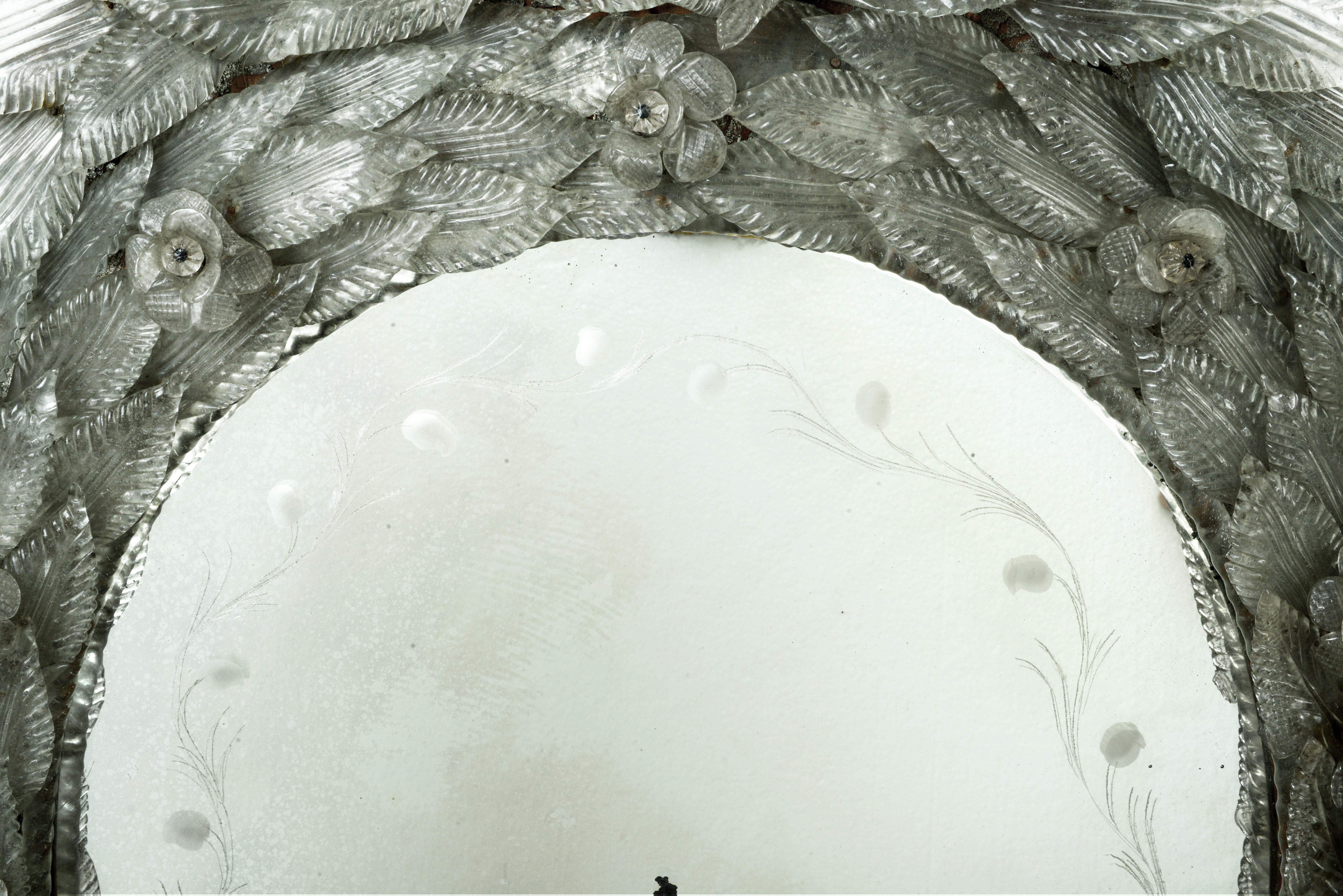 italien Miroir de coiffeuse ovale vénitien encadré de verre floral de Murano, fin du 19e siècle en vente