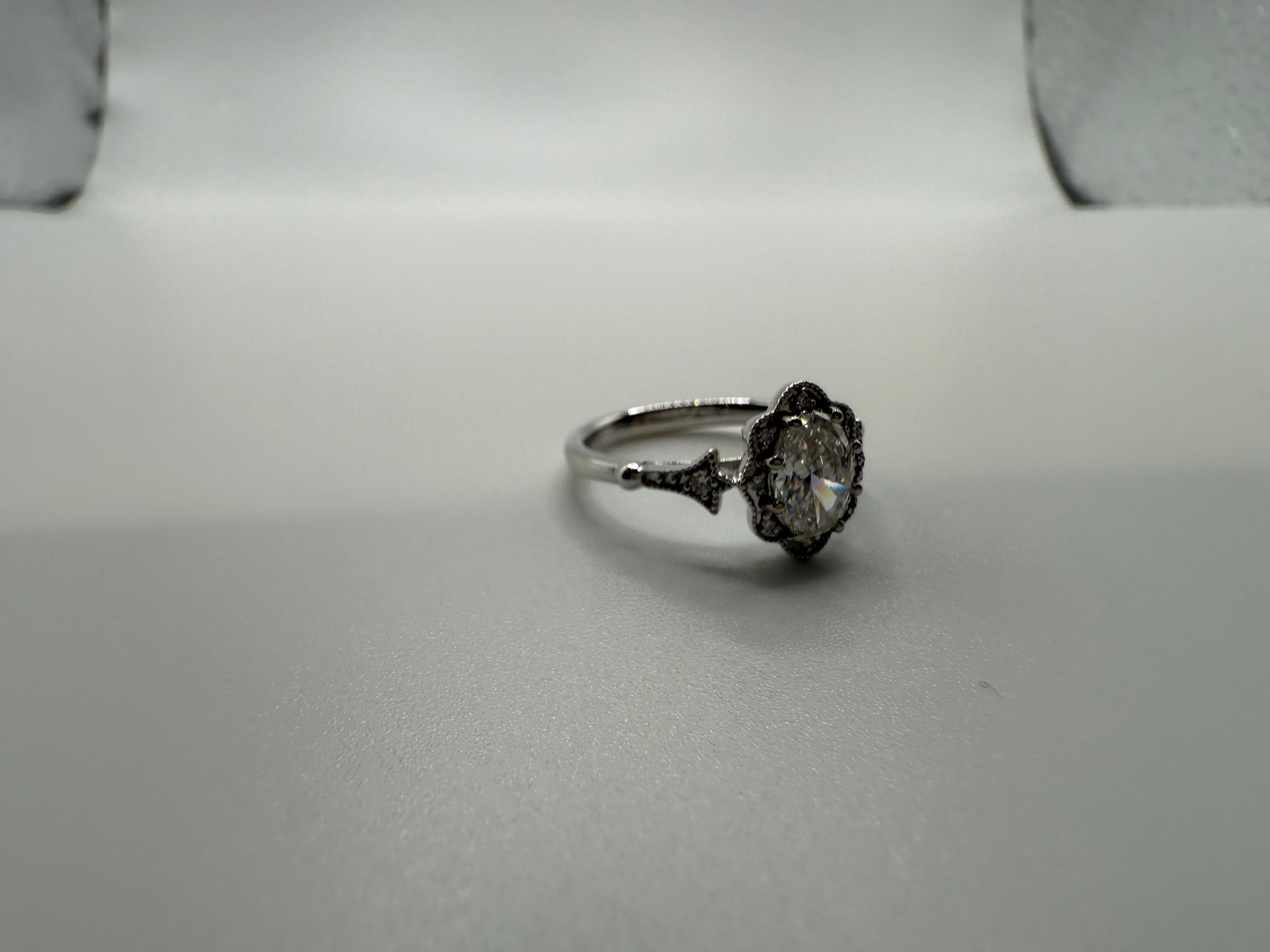 Oval Victorian Diamond ring 14KT gold In Excellent Condition For Sale In Jupiter, FL