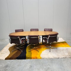 Ovaler Vitra Santos Rosewood Segmented Eames Table & 6 Vitra EA208 Bürostühle