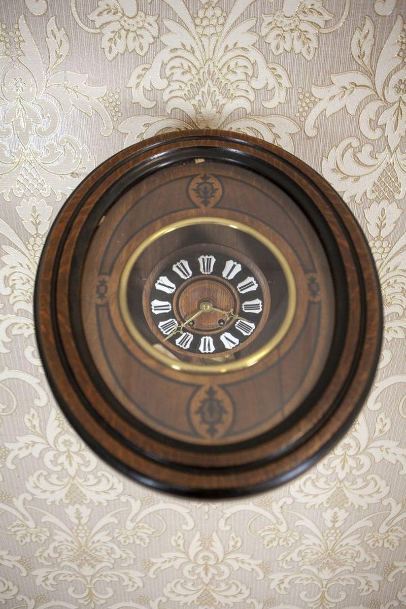Reloj de pared ovalado con incrustaciones, principios del siglo XX

Este exquisito reloj de pared ovalado antiguo destila elegancia y sofisticación atemporales, por lo que es un complemento perfecto para cualquier interior clásico o vintage.