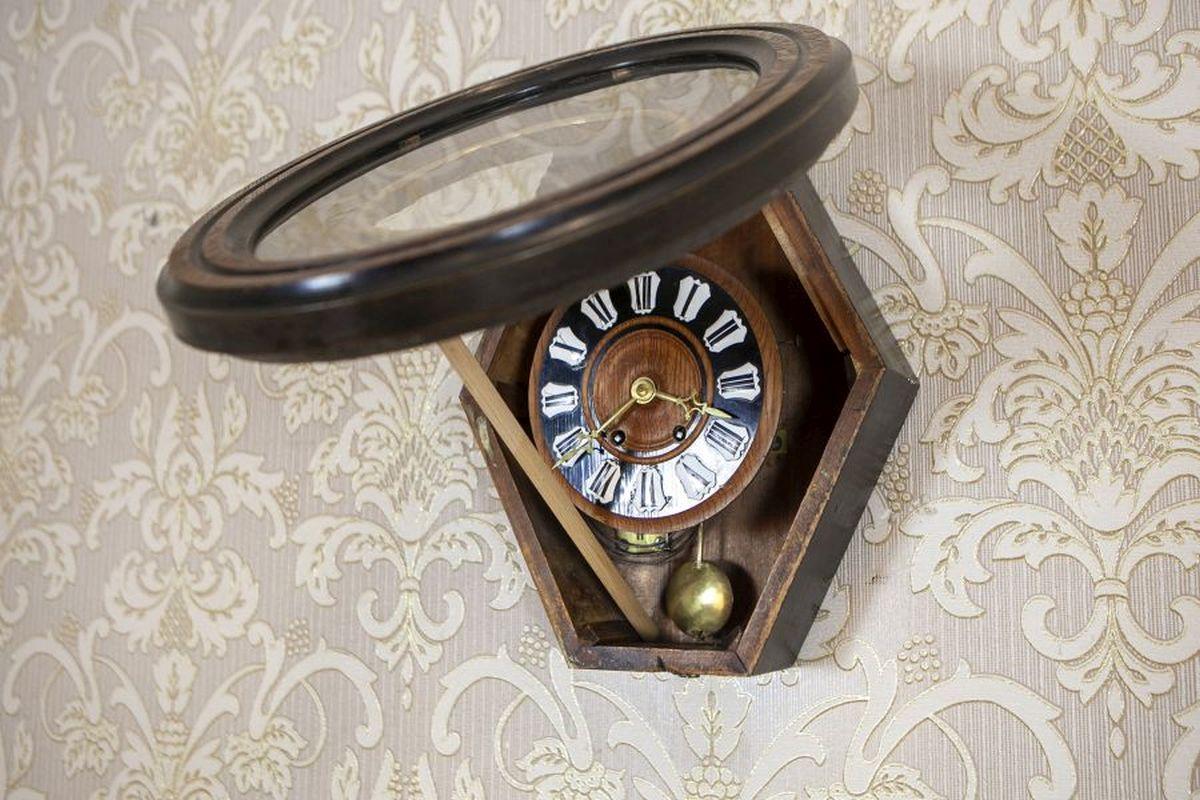 Reloj de pared ovalado con incrustaciones, principios del siglo XX en Bueno estado para la venta en Opole, PL
