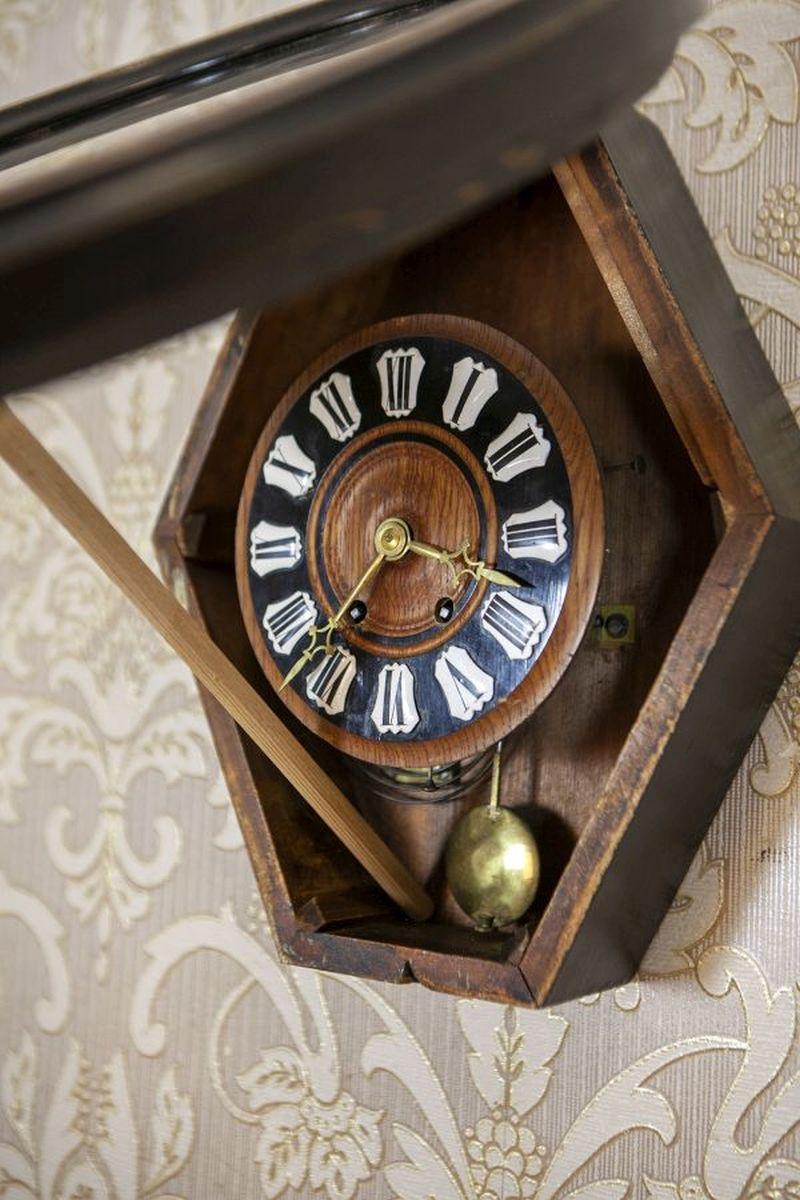 Reloj de pared ovalado con incrustaciones, principios del siglo XX Porcelana en venta