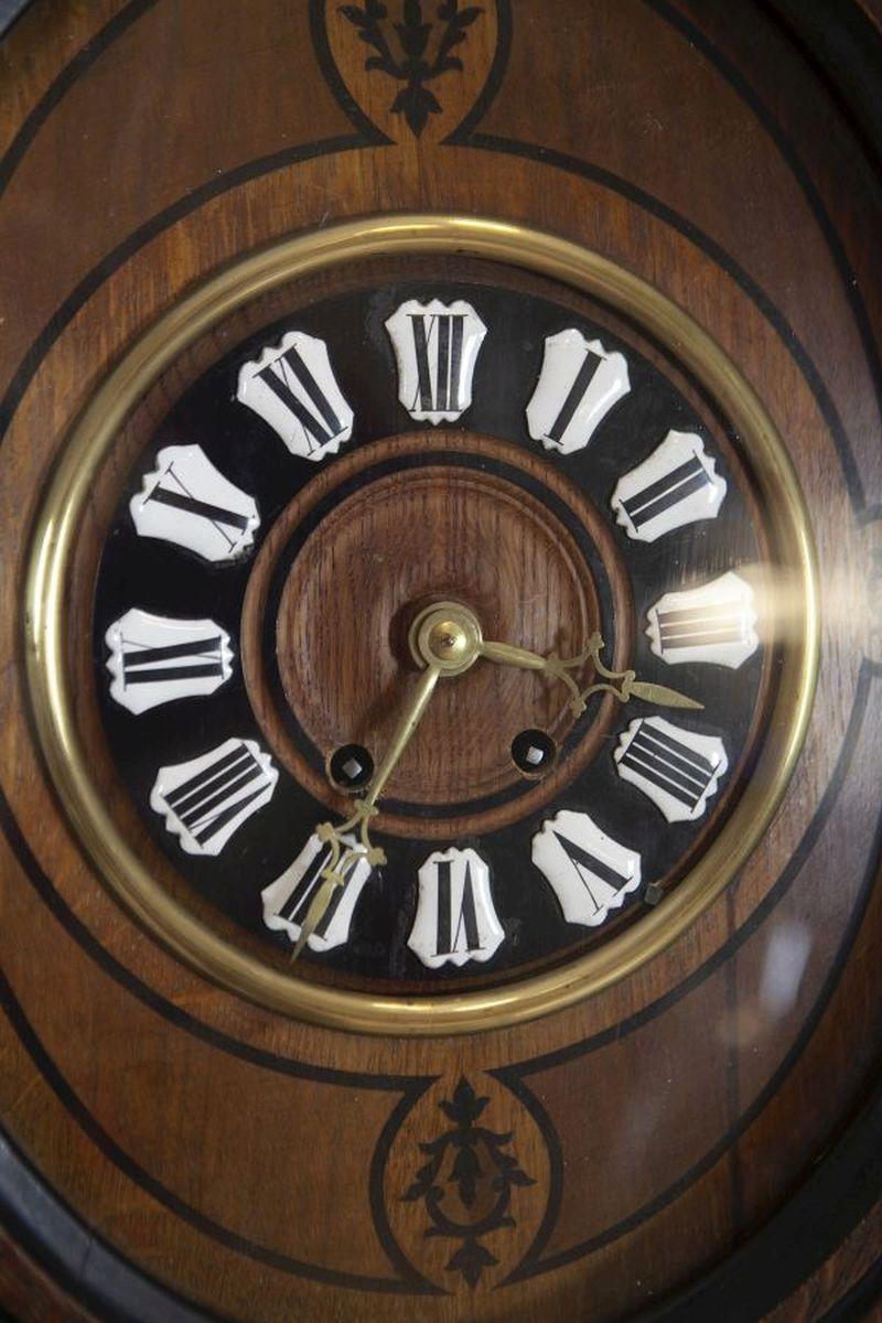 Reloj de pared ovalado con incrustaciones, principios del siglo XX en venta 1