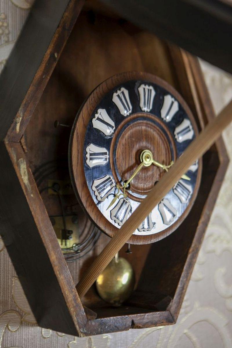 Reloj de pared ovalado con incrustaciones, principios del siglo XX en venta 2